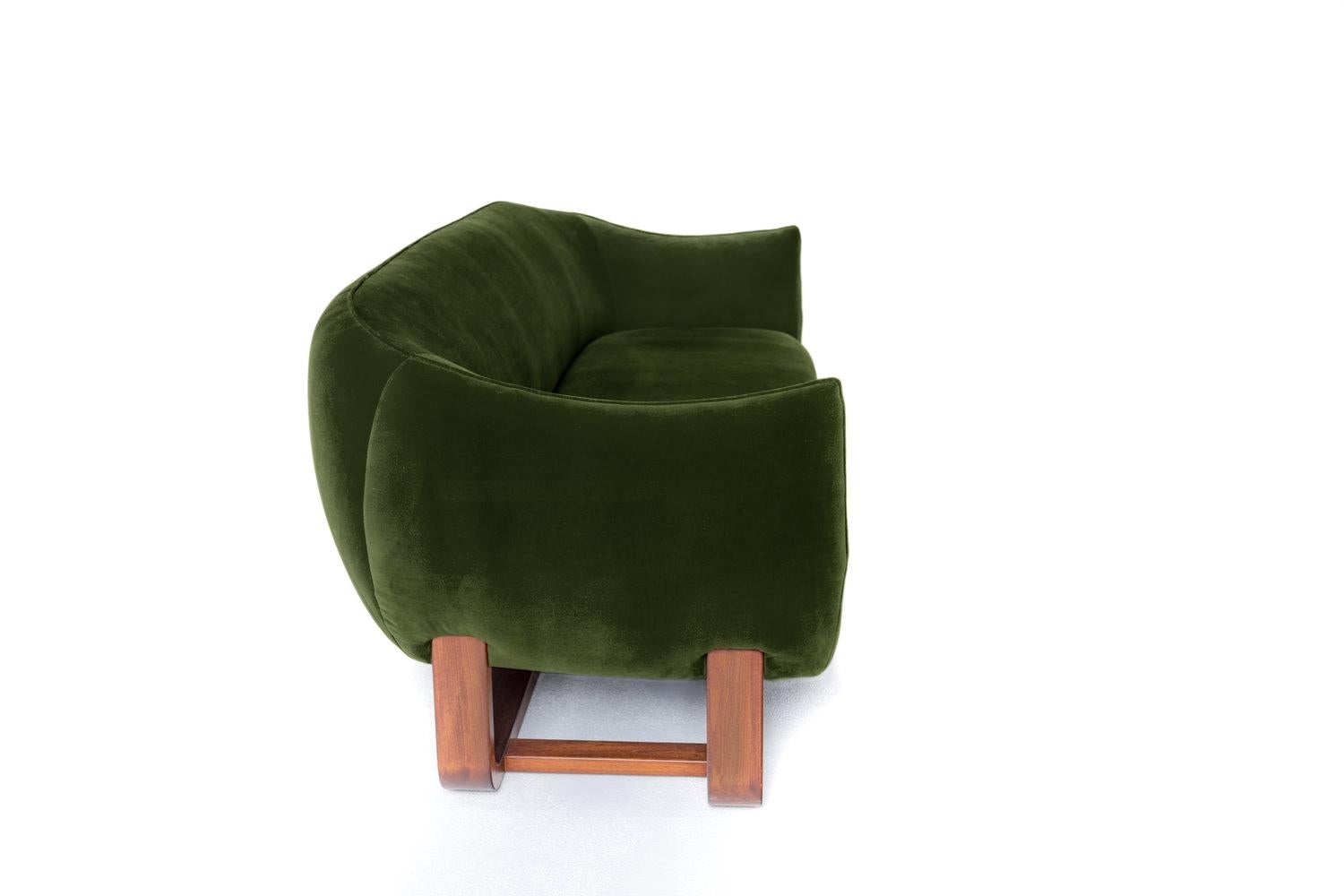 Mid-Century Modern Canapé Milo, Evergreen/Umber Velvet en vente