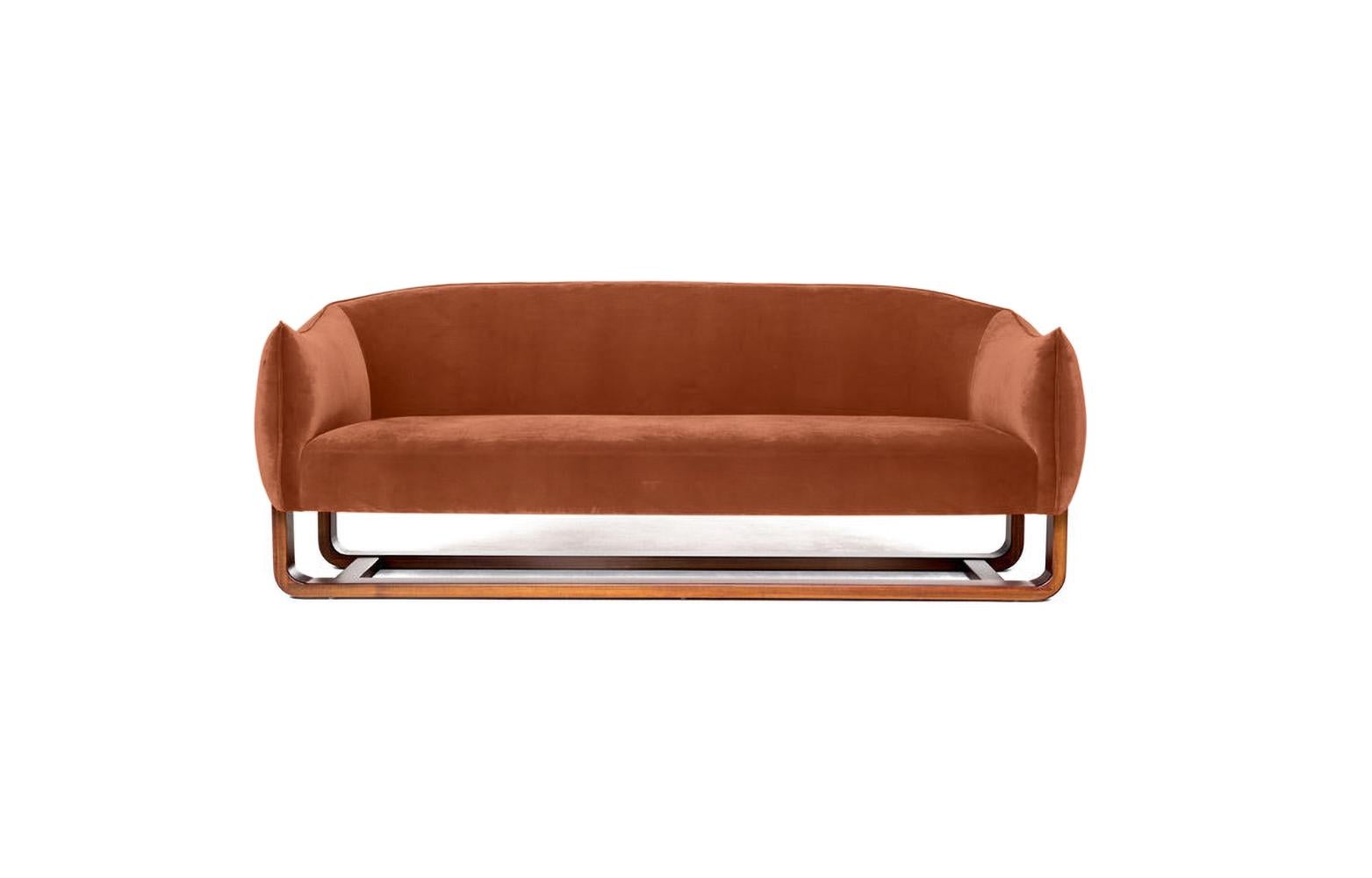 Die Designerin Marie Burgos hat das Designkonzept ihres gefeierten Loungesessels Milo erweitert und das neu eingeführte Sofa Milo entworfen. Sie verwendet einen geformten Holzrahmen, um die luxuriösen, bequemen Sitzmöbel zu stützen, die mit einer