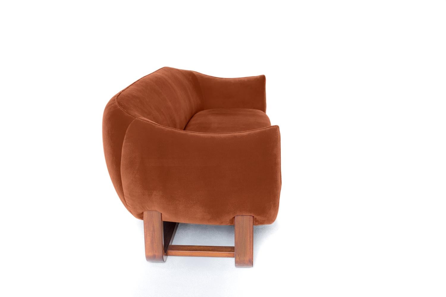 Mid-Century Modern Canapé Milo, velours marmelade/crème brolee en vente