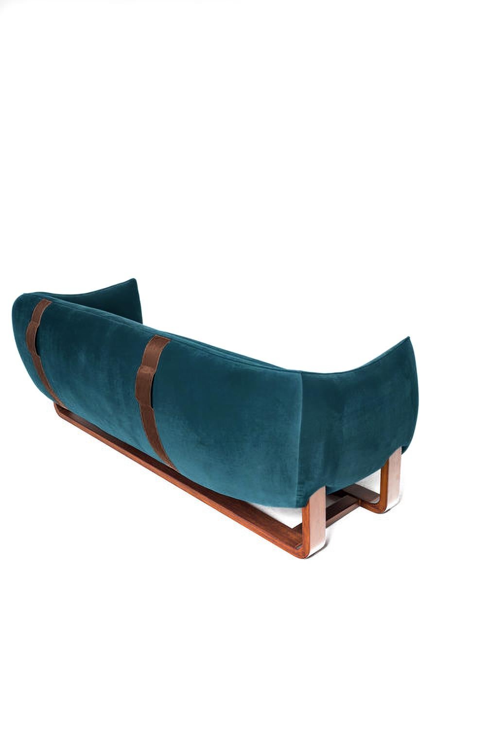 La designer Marie Burgos a développé le concept de sa célèbre chaise longue Milo et a créé le nouveau canapé Milo. Elle utilise un cadre en bois moulé pour soutenir les sièges luxueusement confortables qui sont recouverts d'un large choix de tissus,