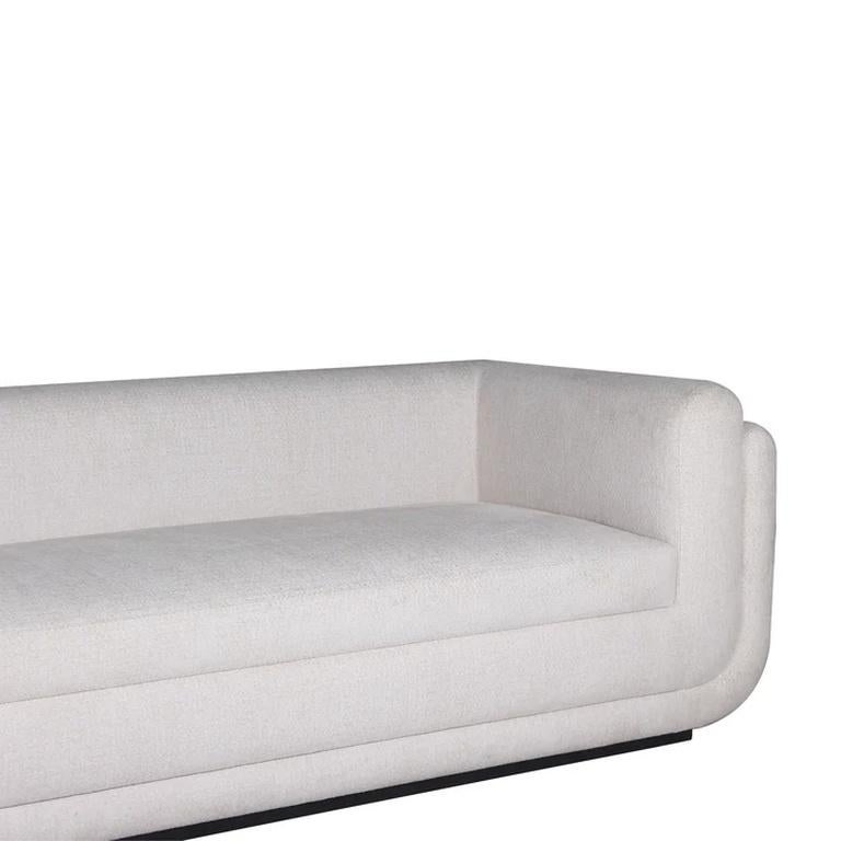 Questo pezzo di design è un'elegante esplorazione di ciò che rappresenta il retrò, fondendo i ricordi con la raffinatezza dei giorni nostri. Con il rivestimento in tessuto Retro Bliss-02, la sua consistenza morbida, ottenuta da un materiale di