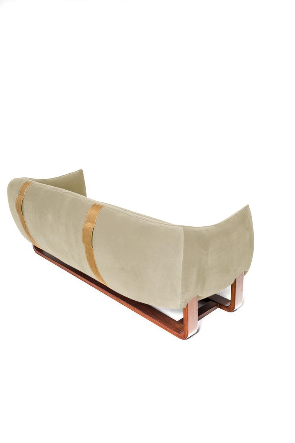 La diseñadora Marie Burgos ha ampliado el concepto de diseño de su aclamada tumbona Milo y ha creado el recién presentado sofá Milo. Utiliza un armazón de madera moldeada para sostener los lujosamente cómodos asientos que se cubren con cualquiera de