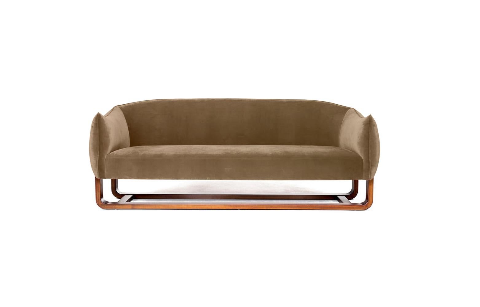 Die Designerin Marie Burgos hat das Designkonzept ihres gefeierten Loungesessels Milo erweitert und das neu eingeführte Sofa Milo entworfen. Sie verwendet einen geformten Holzrahmen, um die luxuriösen, bequemen Sitzmöbel zu stützen, die mit einer