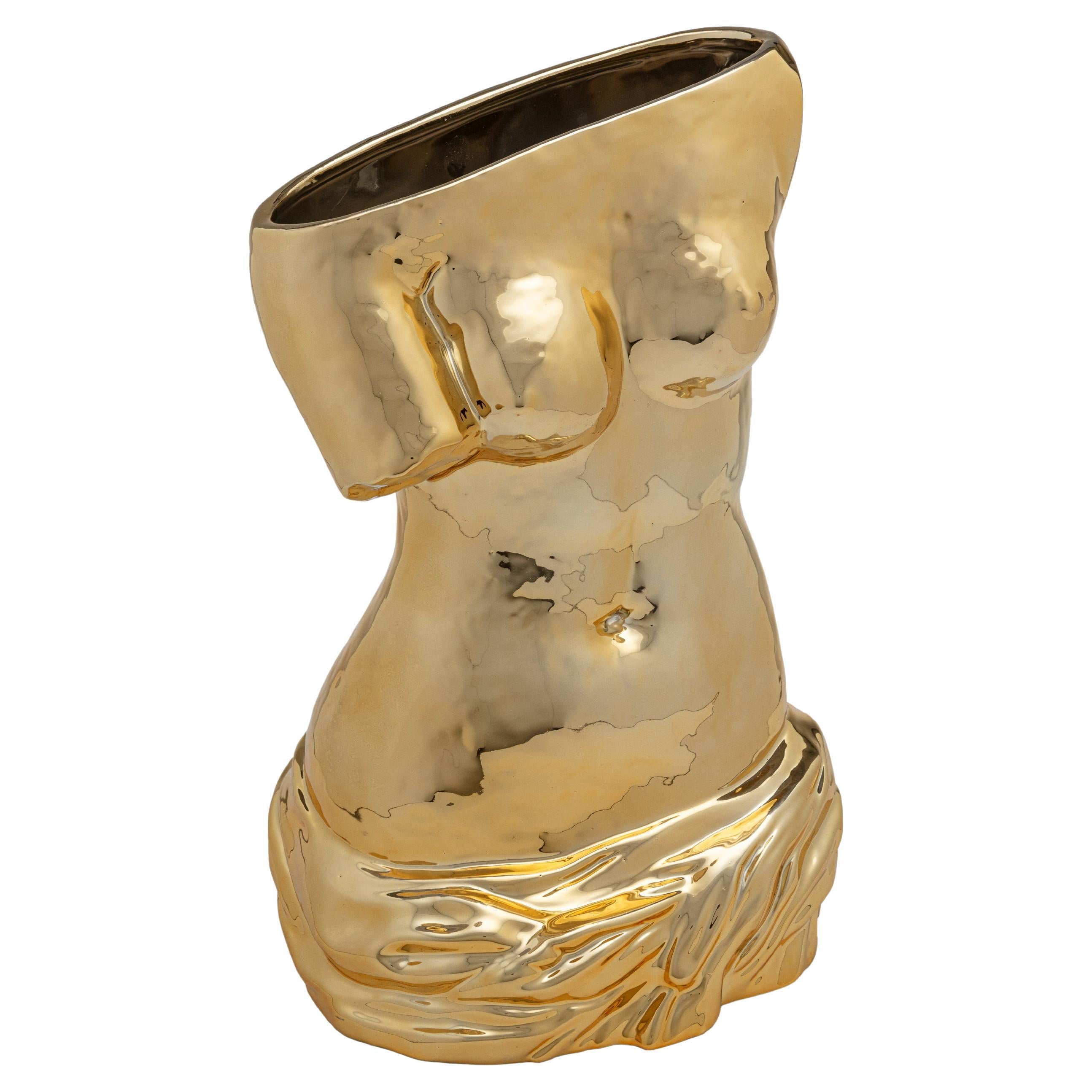 The statuary beauty of Milo’s Venus is reinterpreted and enriched by the pop soul of Blow. The half-bust of the Goddess plunges into gold and becomes the perfect vase for any occasion.