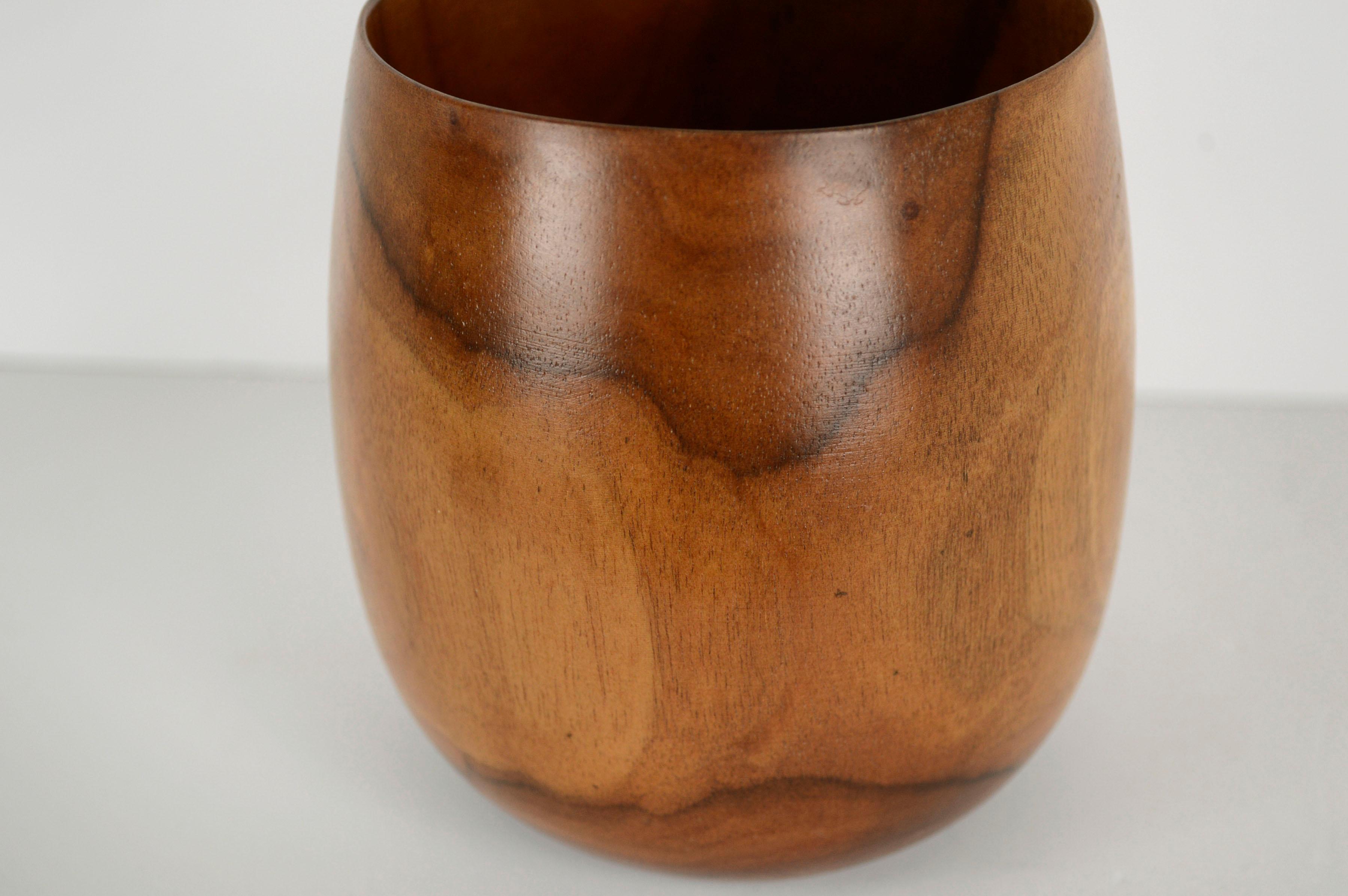 Fatto a mano Ciotola in legno Milo, vaso hawaiano in legno tornito a mano di Joseph Mathieu in vendita