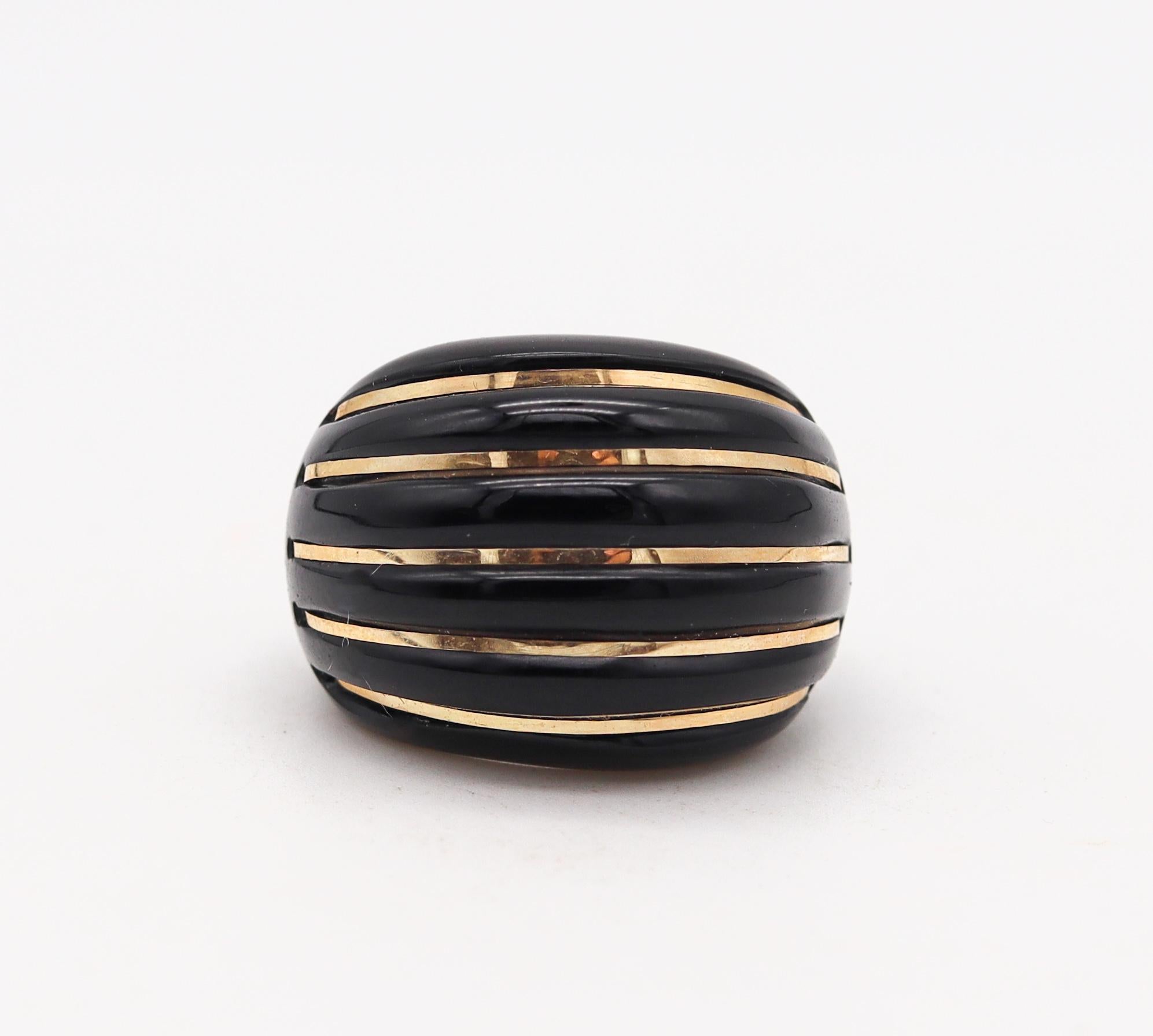 Gewagter Cocktailring, entworfen von Milor Italy.

Sehr gewagter Cocktailring, hergestellt in Italien aus massivem schwarzem Onyx mit Elementen aus 14 Karat Gelbgold.

Edelsteine: Der gesamte Körper ist mit geriffelten Mustern aus massivem schwarzem
