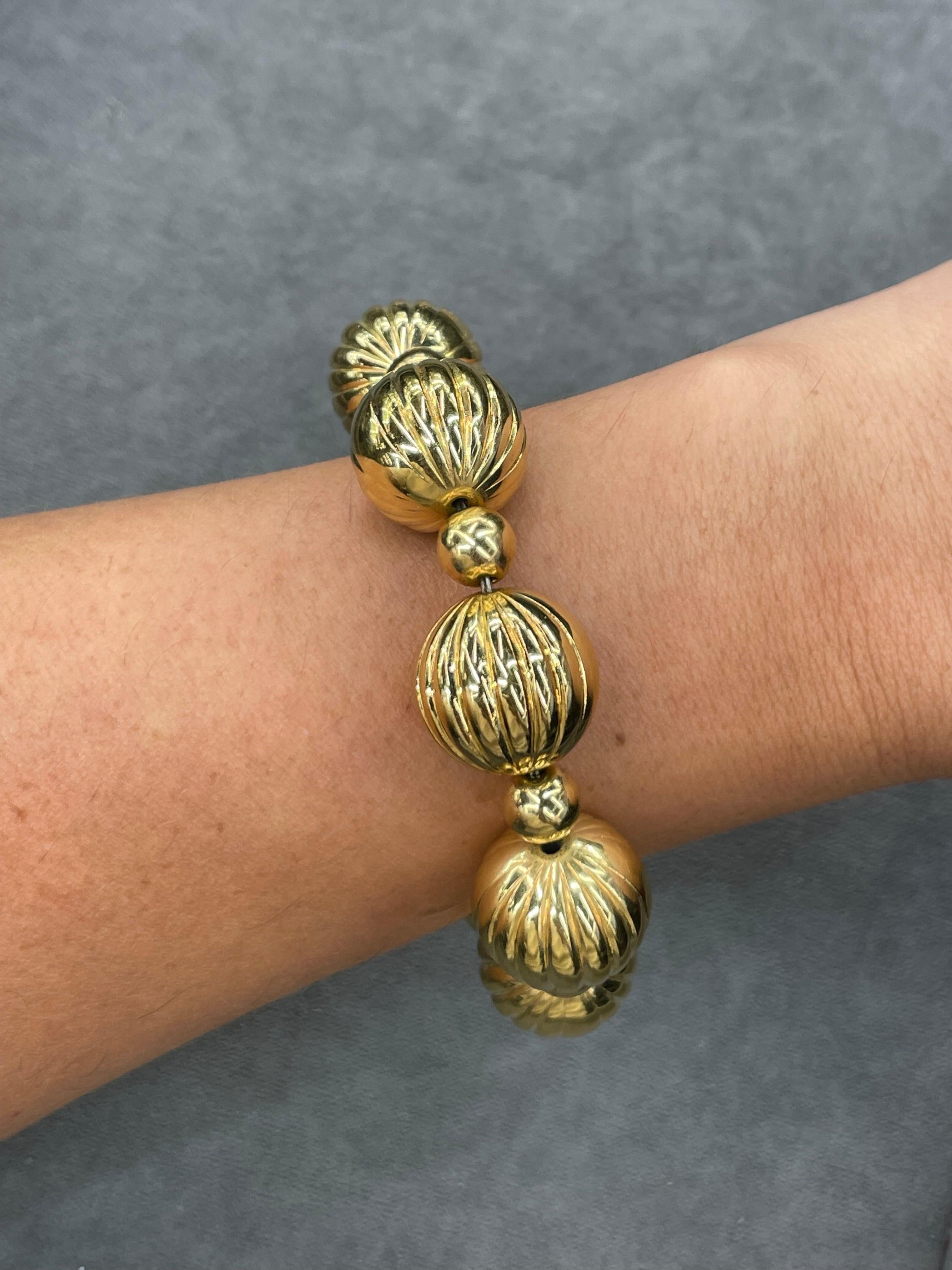Bracelet italien de créateurs avec boule magnétique en or jaune 14 carats, 31,2 grammes Pour femmes en vente