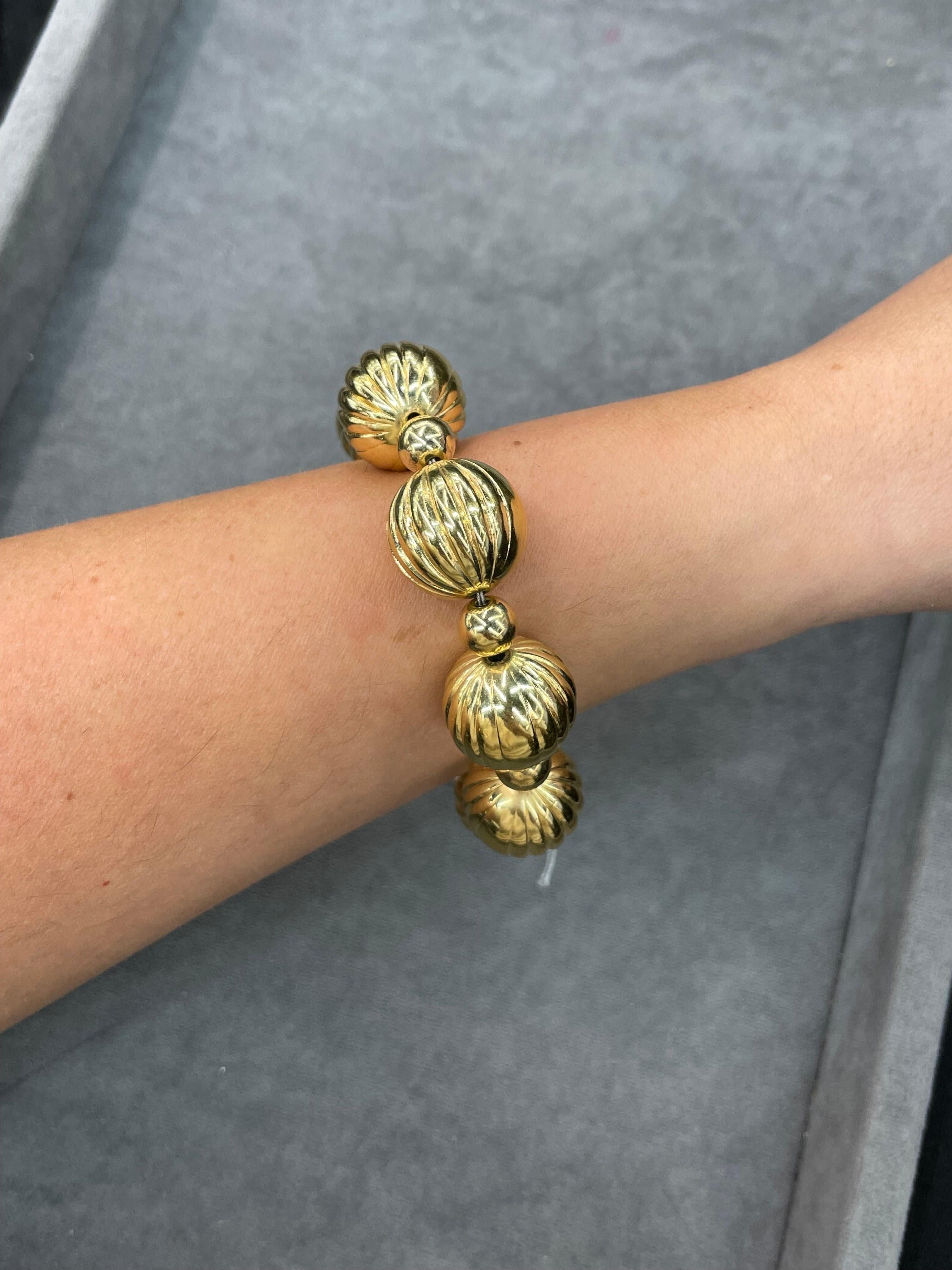 Bracelet italien de créateurs avec boule magnétique en or jaune 14 carats, 31,2 grammes en vente 1