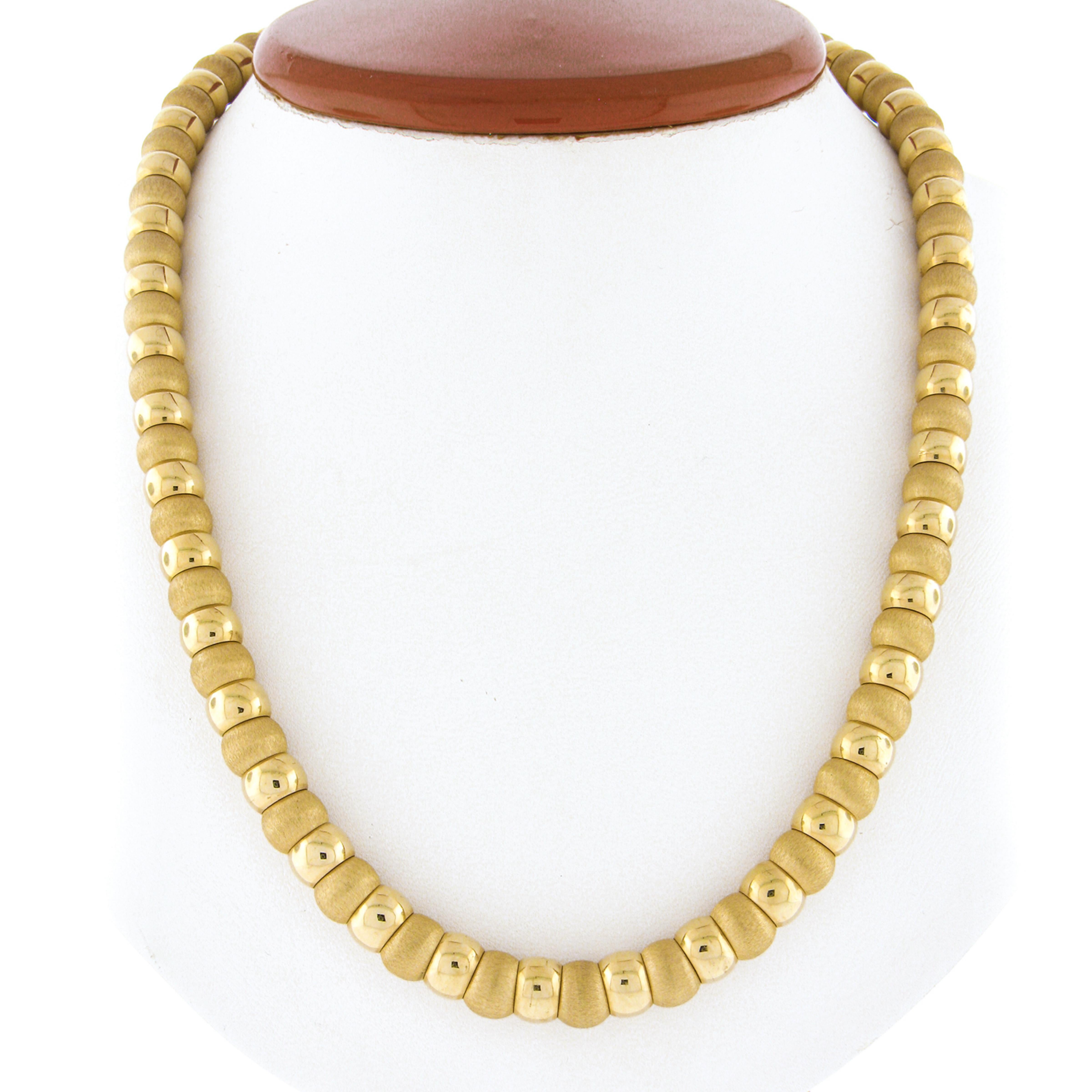 Ecco una splendida collana di Milor, realizzata in Italia in oro giallo 18 carati massiccio. Questo pezzo di ottima fattura è caratterizzato da sfere d'oro con una raffinata finitura spazzolata e alternate a maglie lucidate, il tutto perfettamente