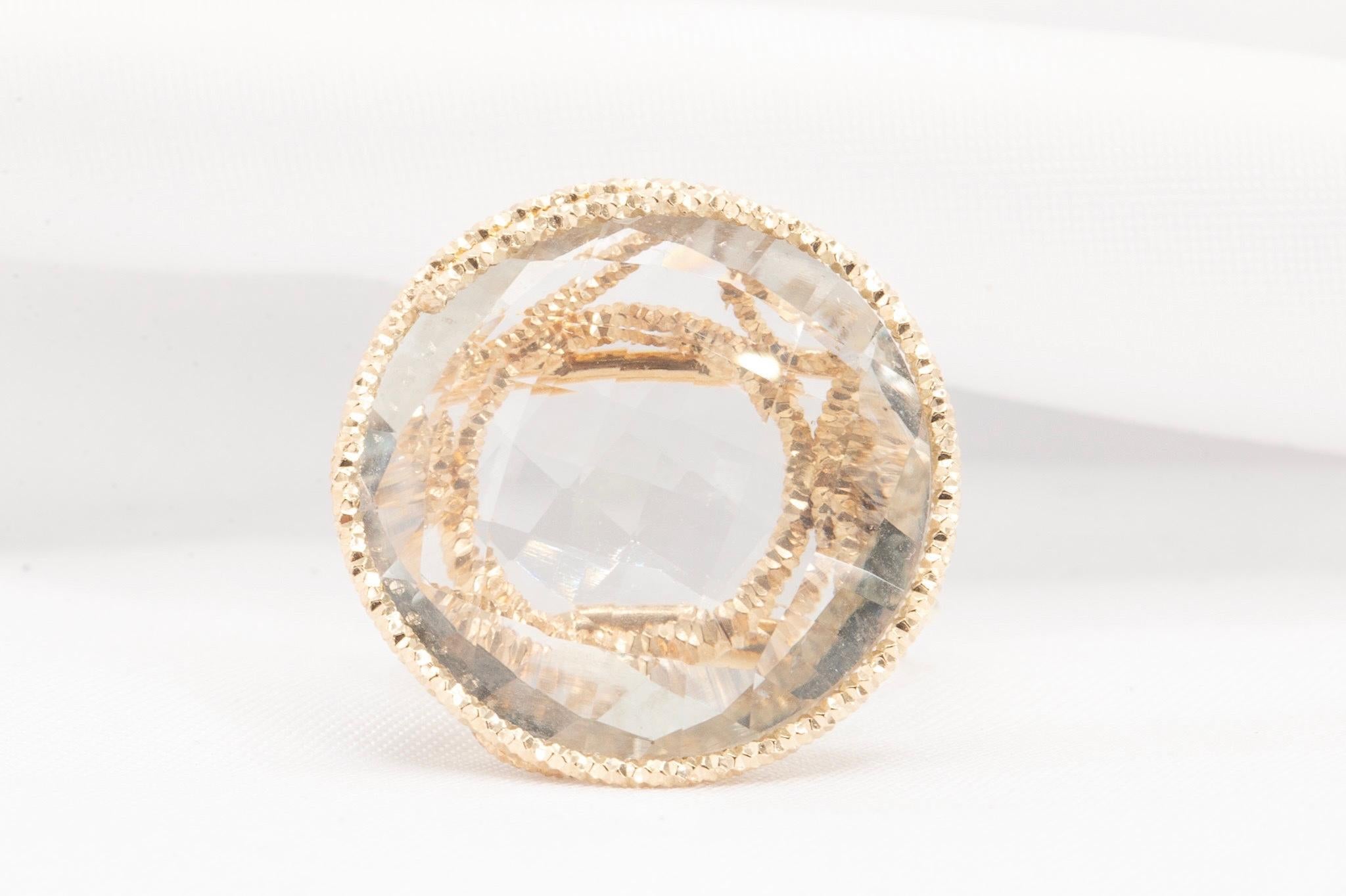 Milor Italien 14K Gelbgold Hellgrüner Amethyst Ring

Dieser exquisite Ring von Milor Italy ist meisterhaft in 14K Gelbgold gefertigt und zeigt einen atemberaubenden hellgrünen runden Amethysten mit einem Durchmesser von ca. 20mm. Derzeit Größe 6,25,