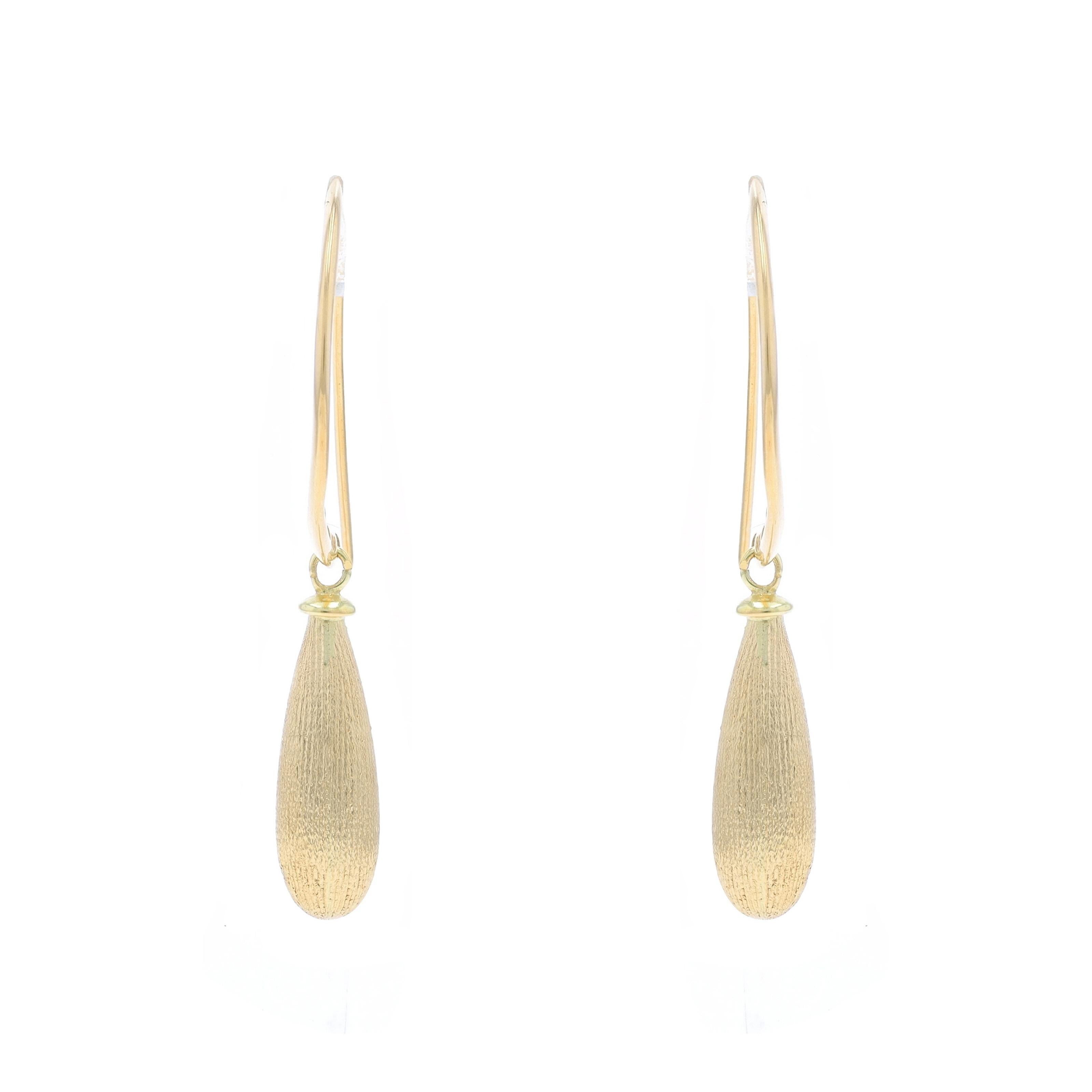 Marchio: Milor

Contenuto del metallo: Oro giallo 18k

Stile: Pendente
Tipo di chiusura: Chiusura con ganci
Tema: A goccia
Caratteristiche: Finitura liscia con dettagli spazzolati sui pendenti cavi.

Misure

Altezza: 1 1/2