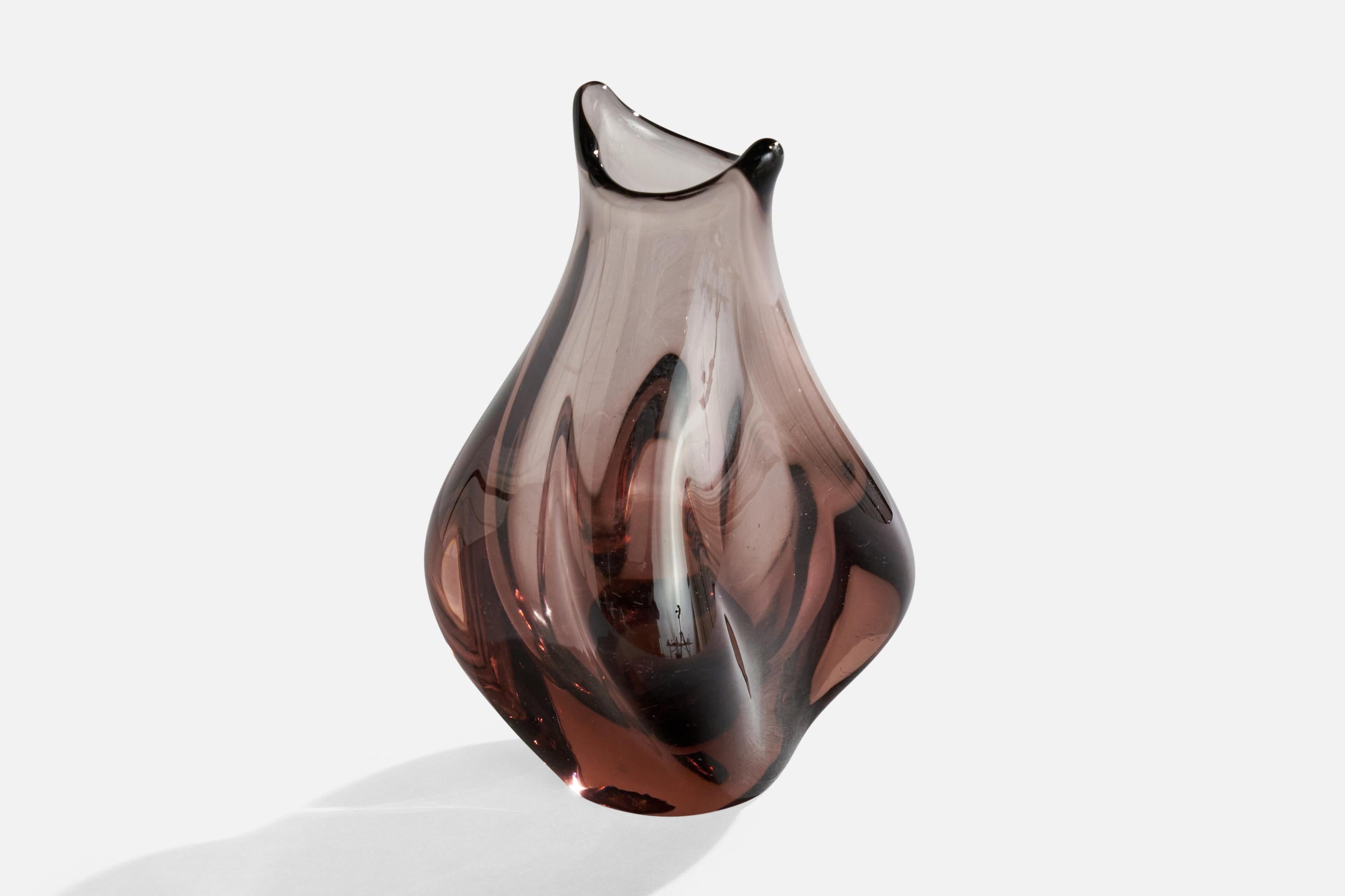 Vaso in vetro soffiato di colore rosso-marrone disegnato da Miloslav Klinger e prodotto da Zelezny Brod Sklo, Cecoslovacchia, anni '60 circa.

Dimensioni: 6,7