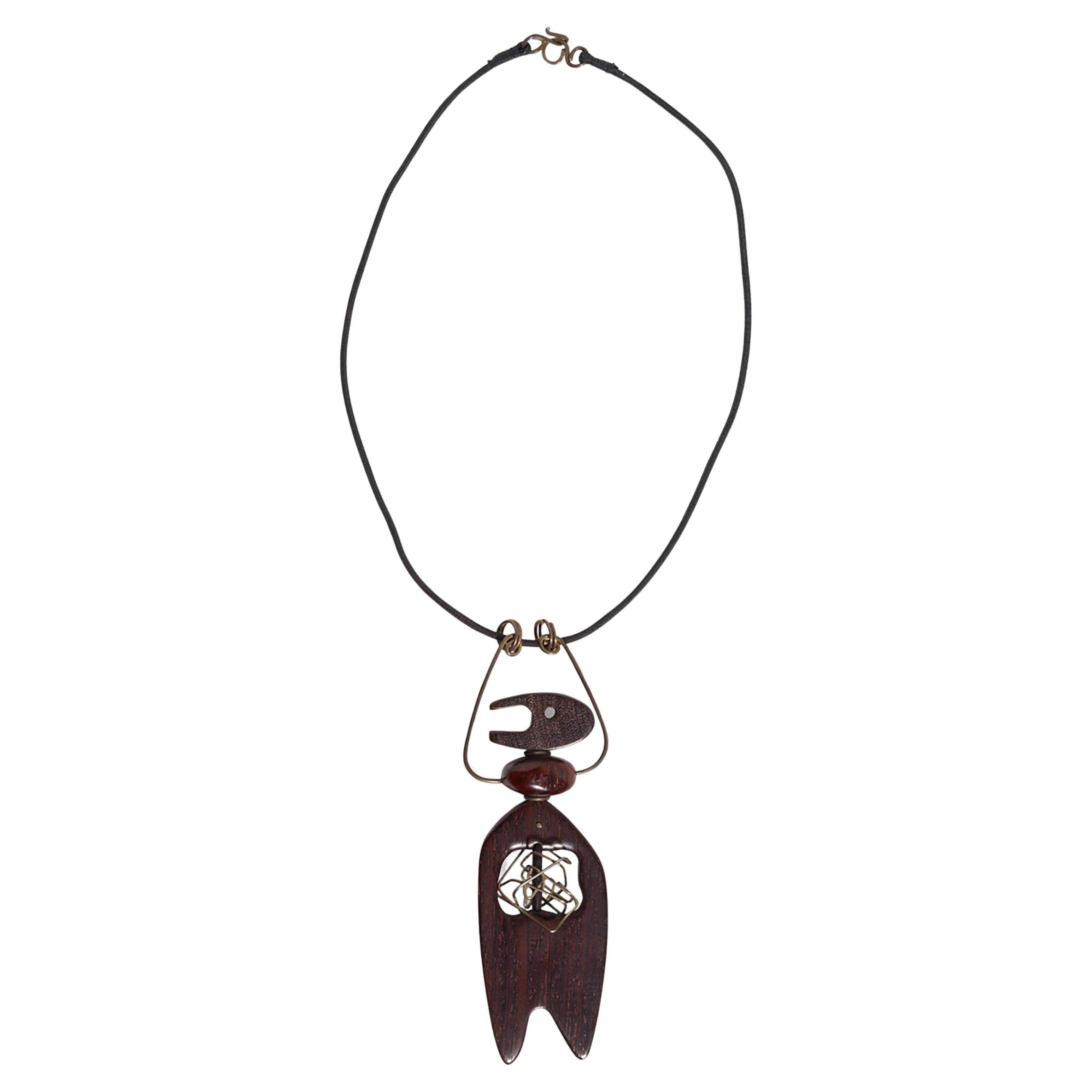 Seltene, handgeschnitzte Halskette aus Ebenholz mit einem Mann mit gefangenem Torso-Anhänger, geschaffen von Milton Cavagnaro aus Mill Valley, Kalifornien. Der Anhänger ist 4