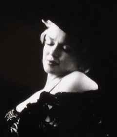 Marilyn Monroe, Glass Balanced on Left Knee