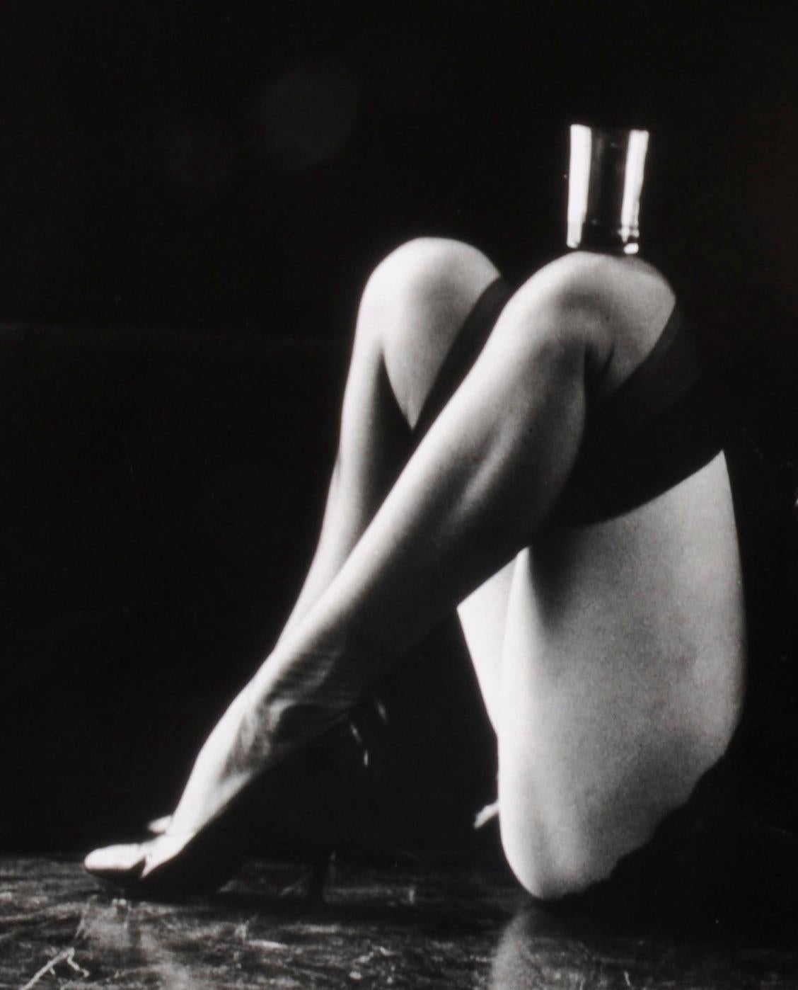 Marilyn Monroe, Glas balanciert auf linkem Knie (Amerikanische Moderne), Photograph, von Milton Greene