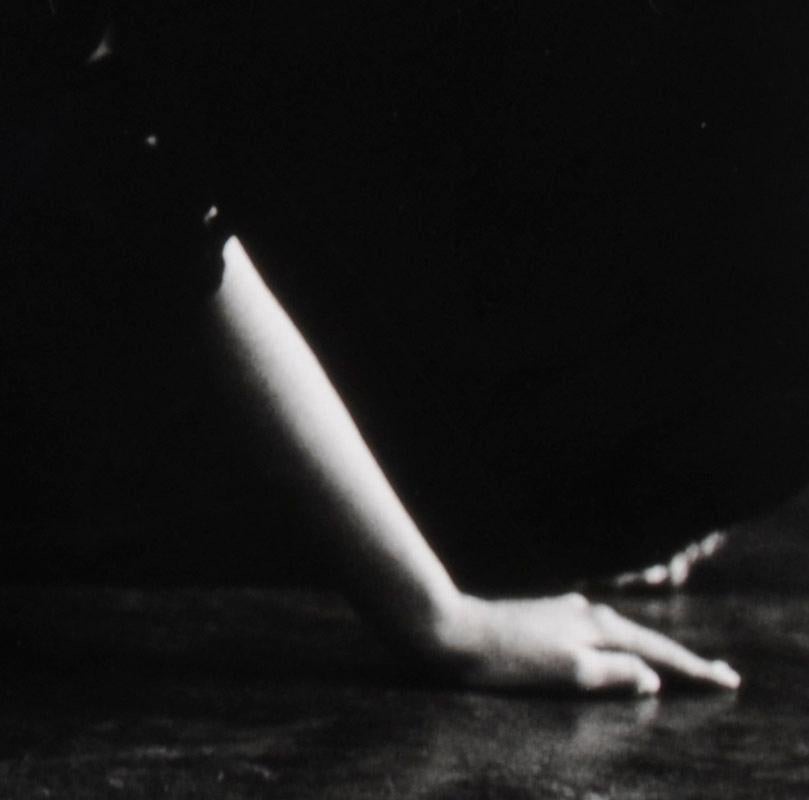 Marilyn Monroe, vaso apoyado en la rodilla izquierda - Figurative Photograph Negro de Milton Greene