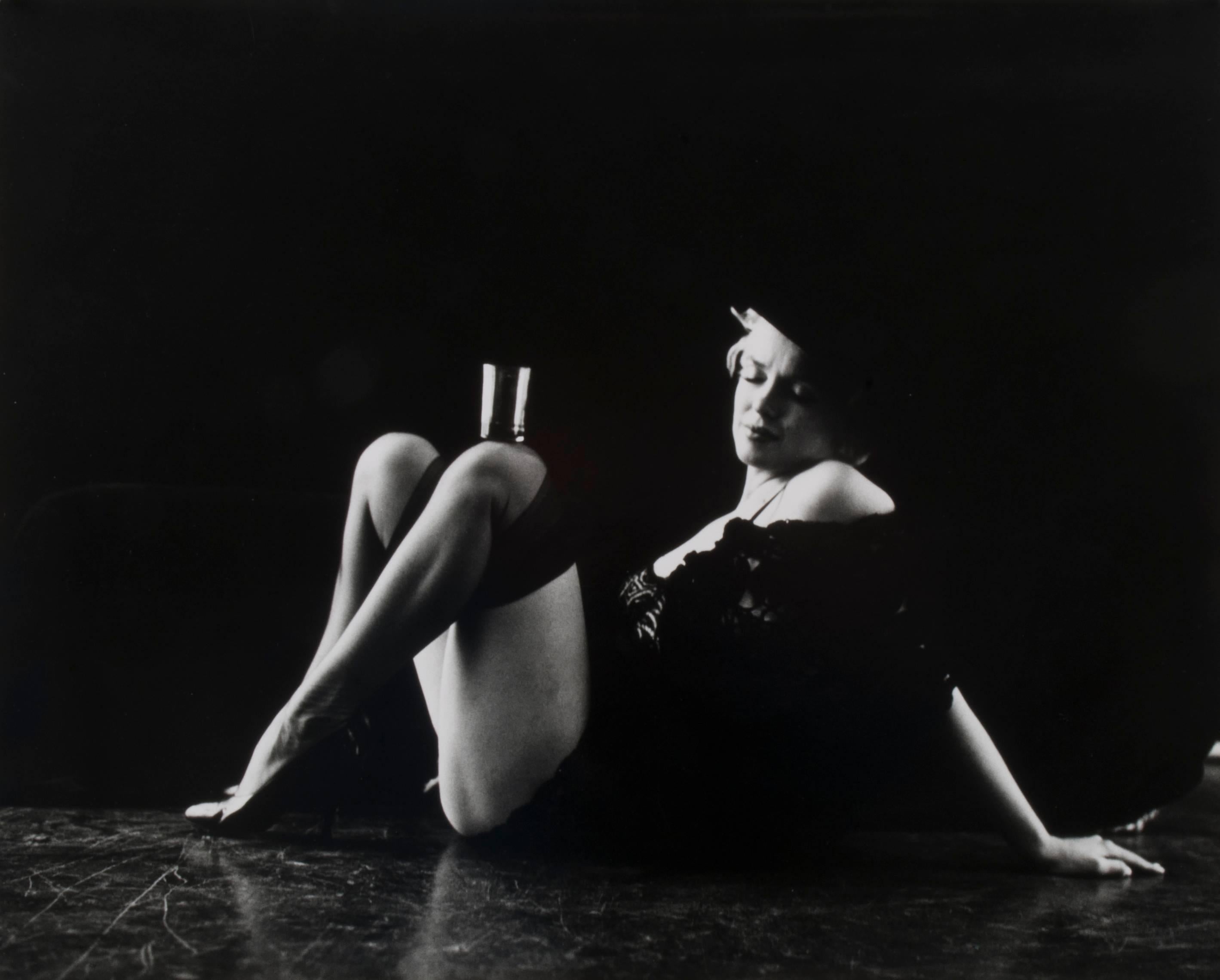 Milton Greene Figurative Photograph – Marilyn Monroe, Glas balanciert auf linkem Knie