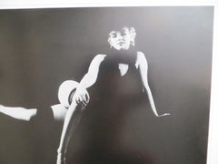 Marilyn Monroe Lithographie Die schwarze Sitzende   von  Milton H. Greene Fotografie