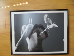 Marilyn Monroe Lithographie Die schwarze Sitzende   von  Milton H. Greene Fotografie