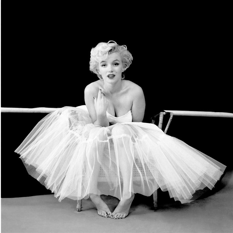 Milton H. Greene Portrait Photograph – Marilyn Monroe, Ballerina Sitting, October 1954 (HOLLYWOOD, B&W PHOTOGRAPHY)