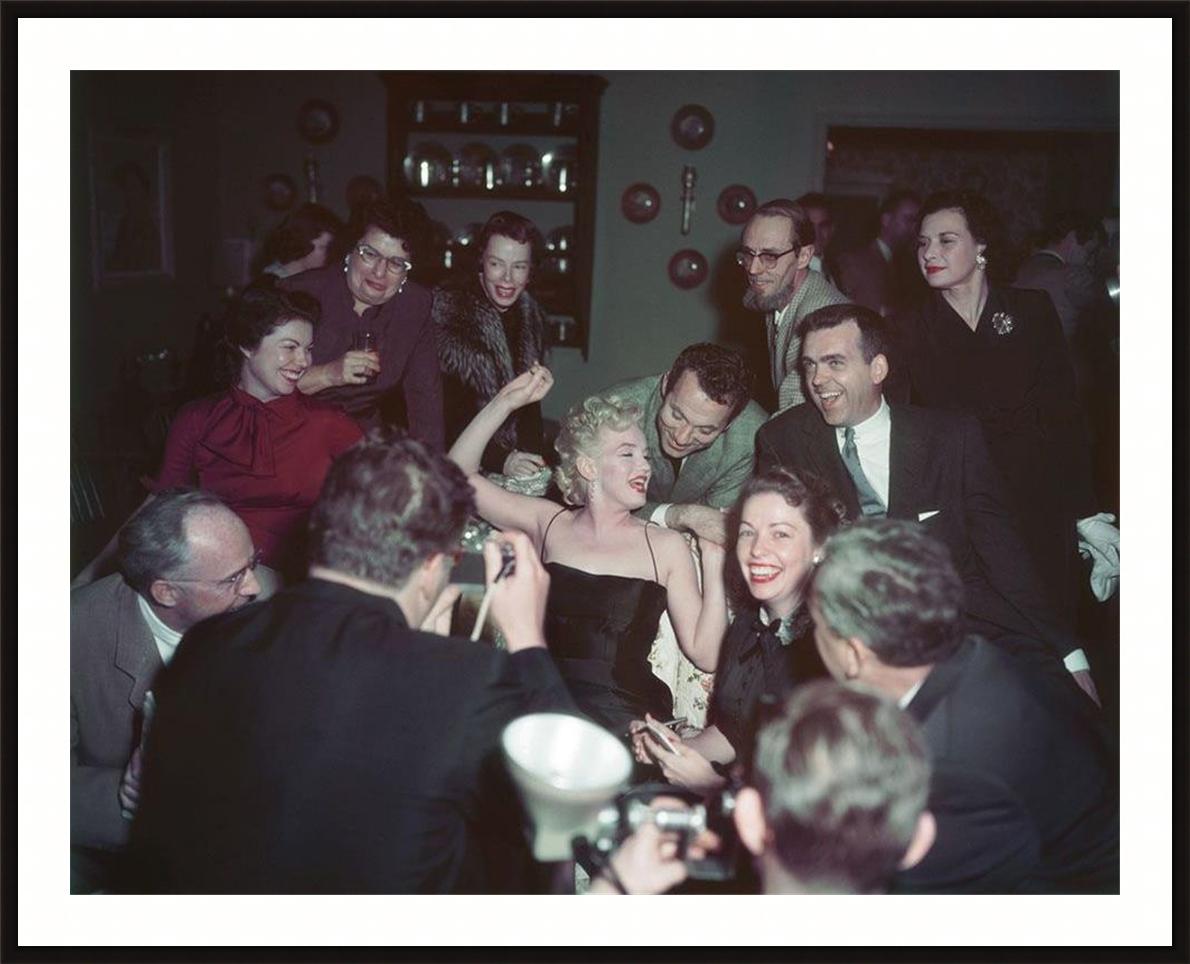 Marilyn Monroe, „Beverly Glen Party“ – Photograph von Milton H. Greene