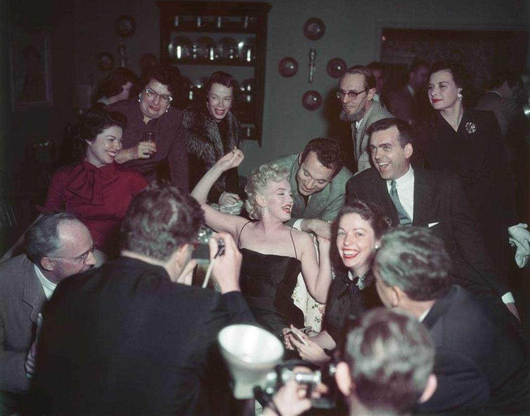 Milton H. Greene Color Photograph – Marilyn Monroe, „Beverly Glen Party“