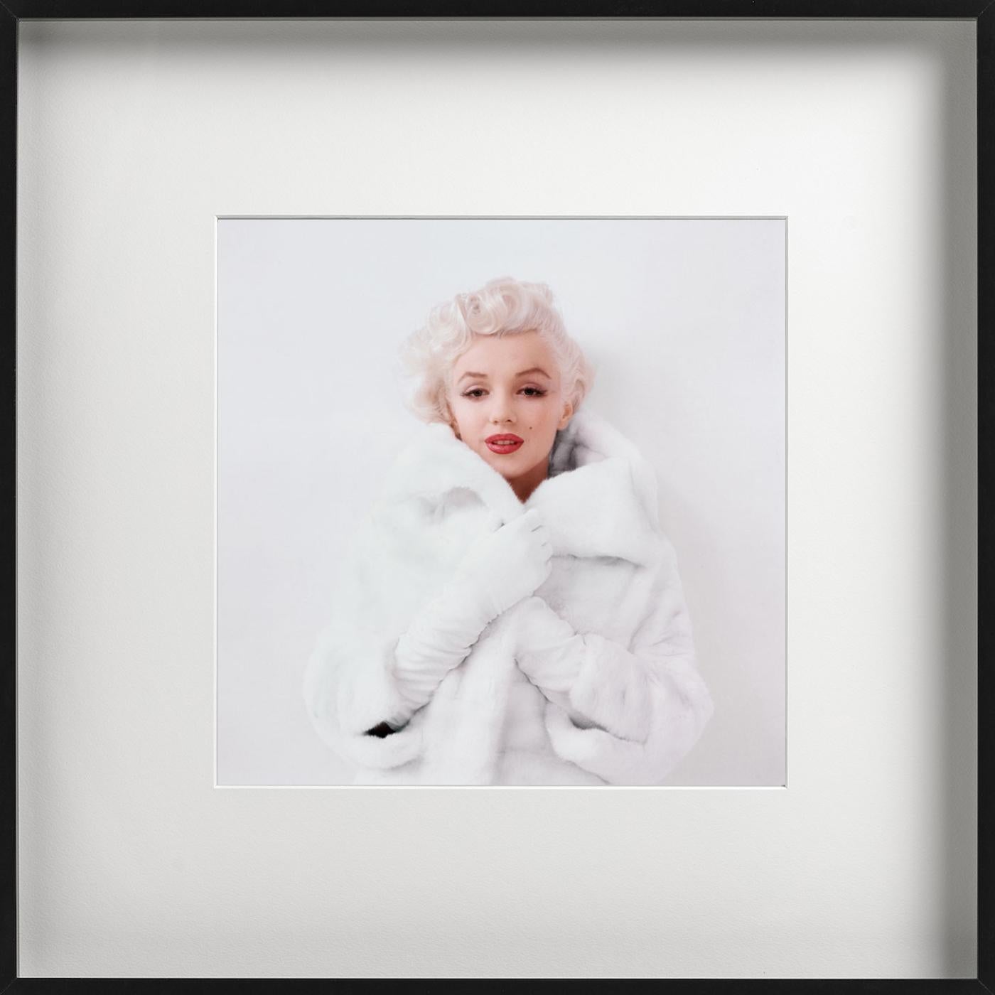Marilyn Monroe – Porträt in weißem Pelz, Farbe, Kunstfotografie – Photograph von Milton H. Greene