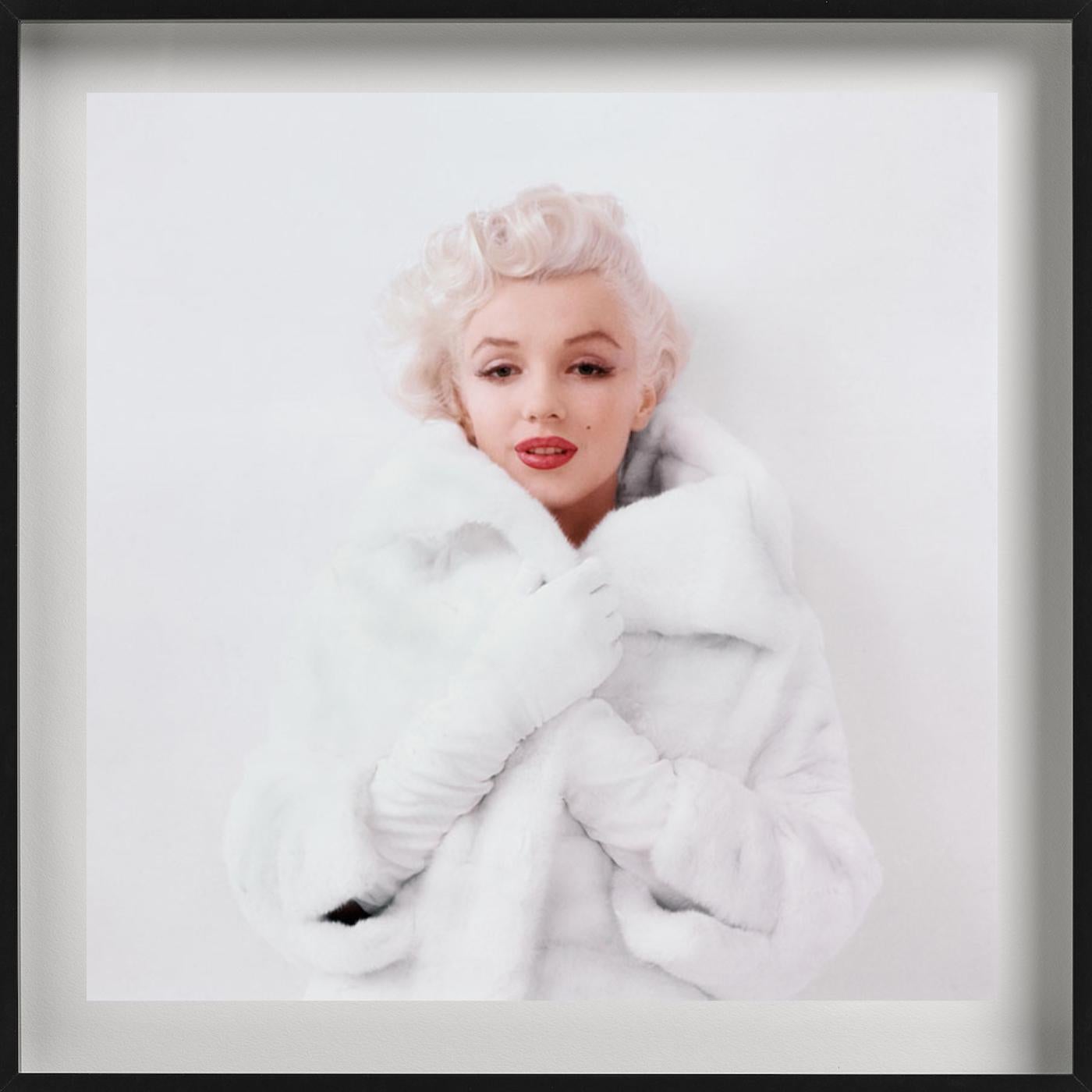 Marilyn Monroe – Porträt in weißem Pelz, Farbe, Kunstfotografie (Grau), Black and White Photograph, von Milton H. Greene