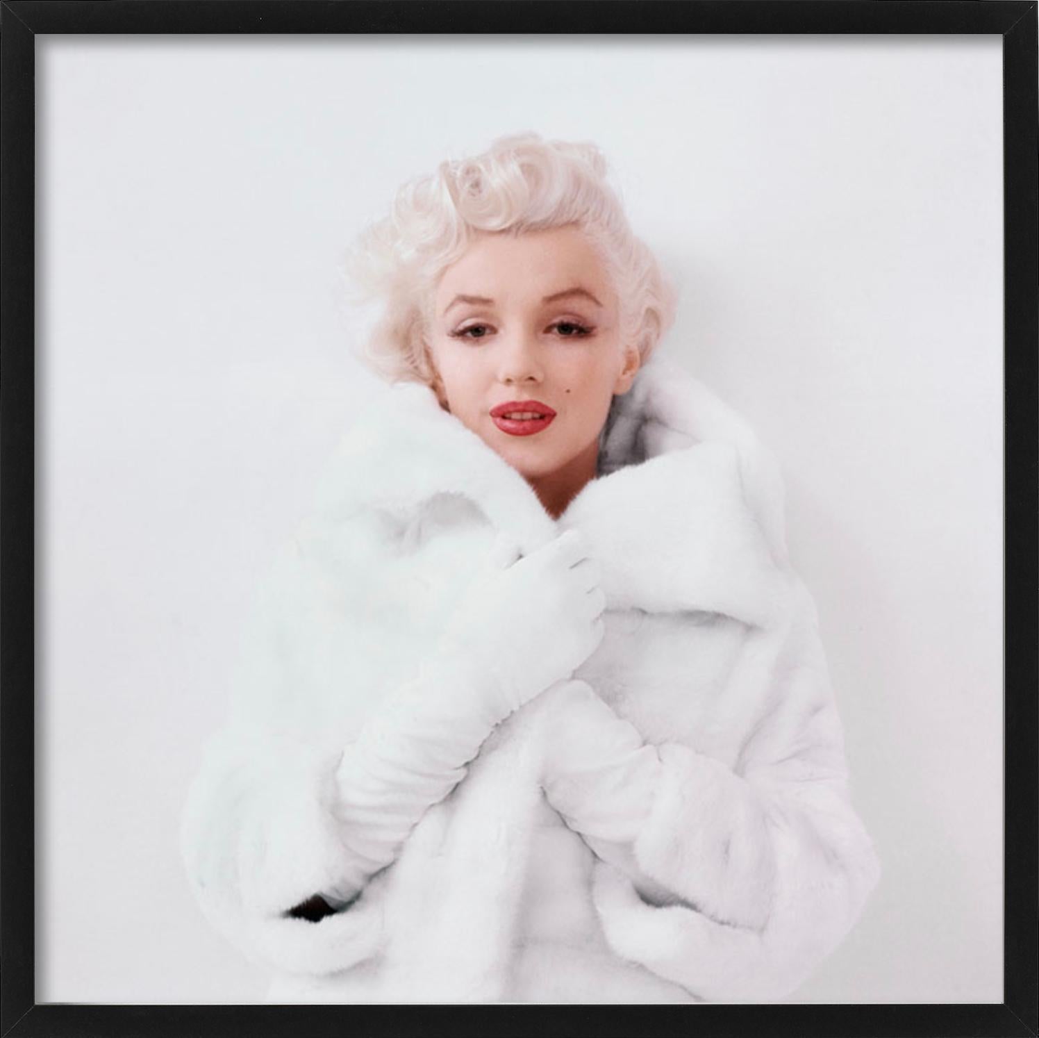 Marilyn Monroe trägt einen weißen Pelzmantel, fotografiert von Milton Greene.

Alle Drucke sind in limitierter Auflage erhältlich. Erhältlich in mehreren Größen. Hochwertige Einrahmung auf Anfrage.

Alle Drucke werden von der Künstlerin selbst