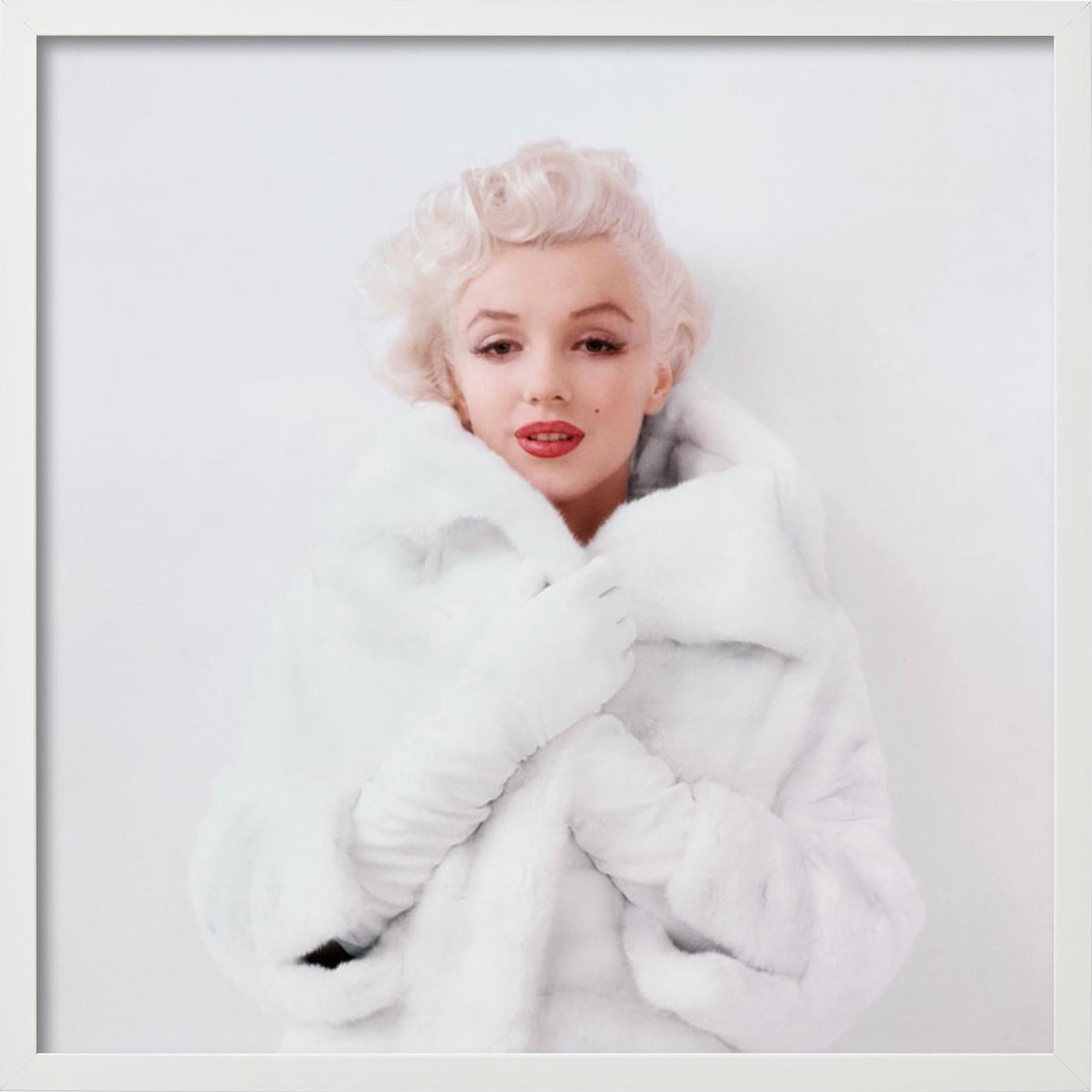 Marilyn Monroe – Porträt in weißem Pelz, Farbe, Kunstfotografie im Angebot 1