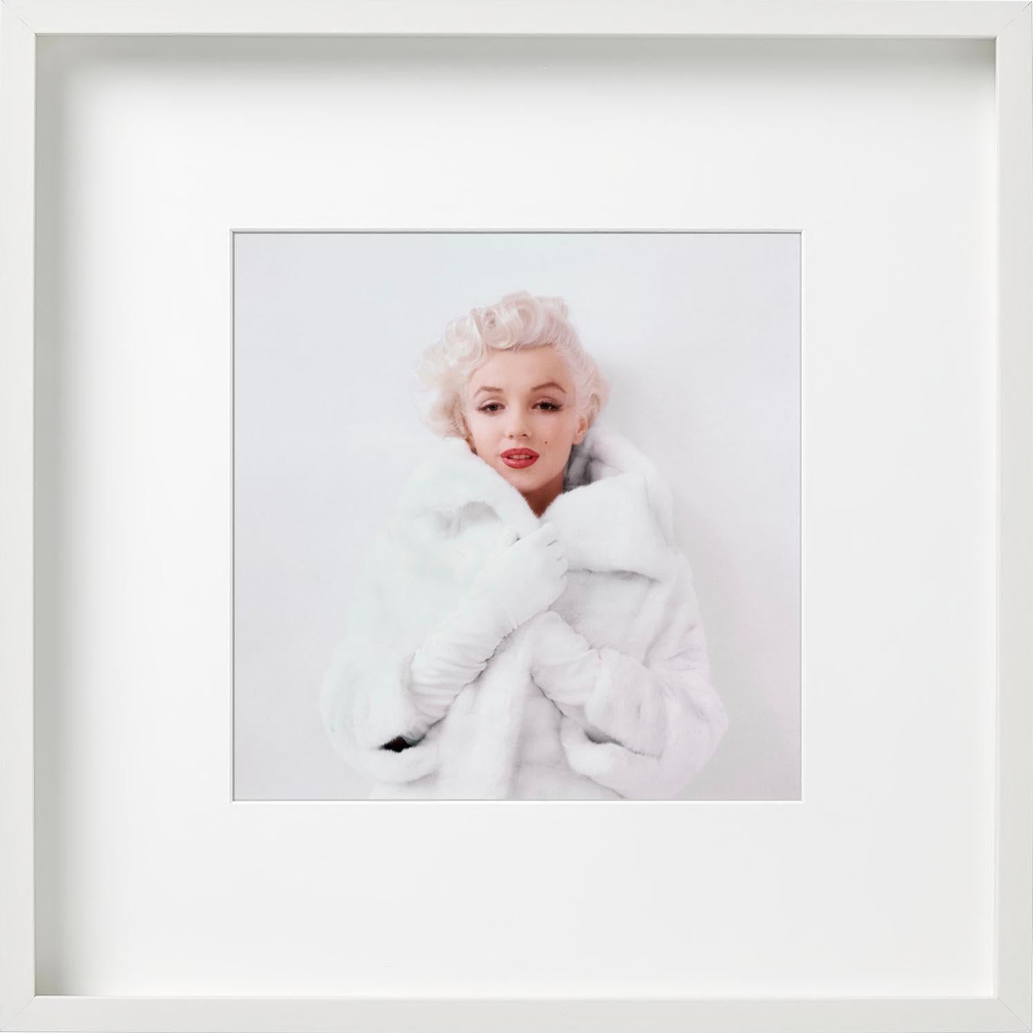 Marilyn Monroe – Porträt in weißem Pelz, Farbe, Kunstfotografie im Angebot 2