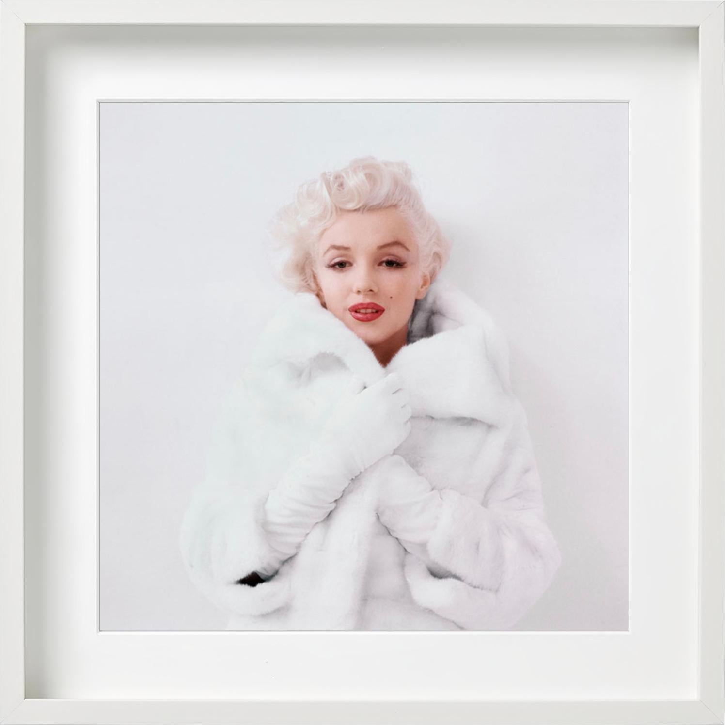 Marilyn Monroe – Porträt in weißem Pelz, Farbe, Kunstfotografie im Angebot 3