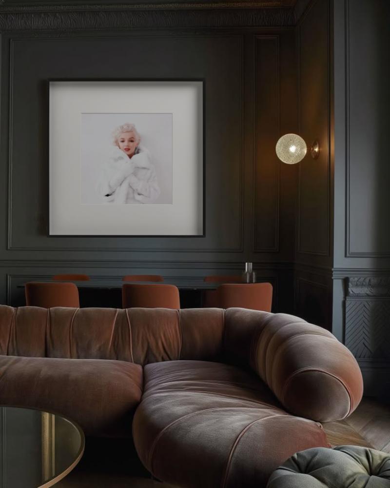 Marilyn Monroe – Porträt in weißem Pelz, Farbe, Kunstfotografie im Angebot 4