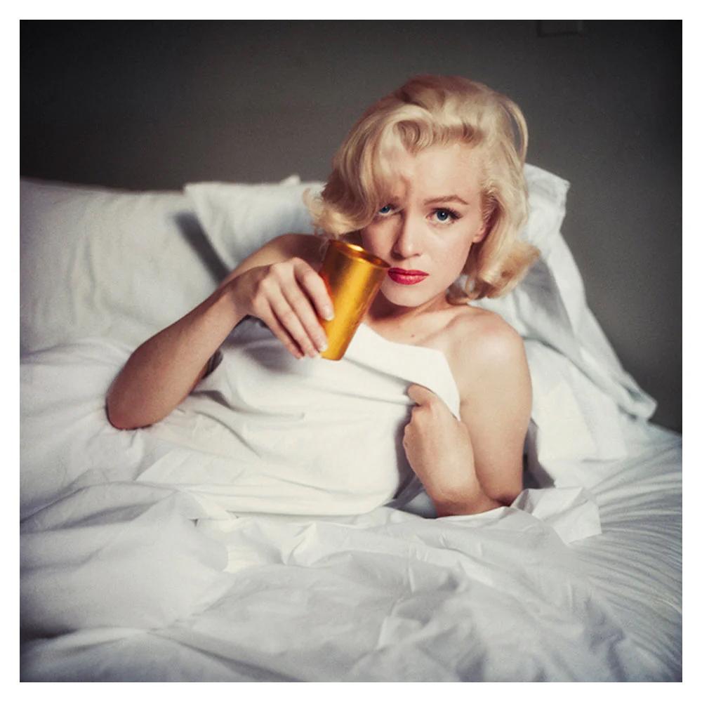 "Marilyn Monroe With a Gold Cup, 1953" Photographie de 20 x 20 in par Milton H. Greene