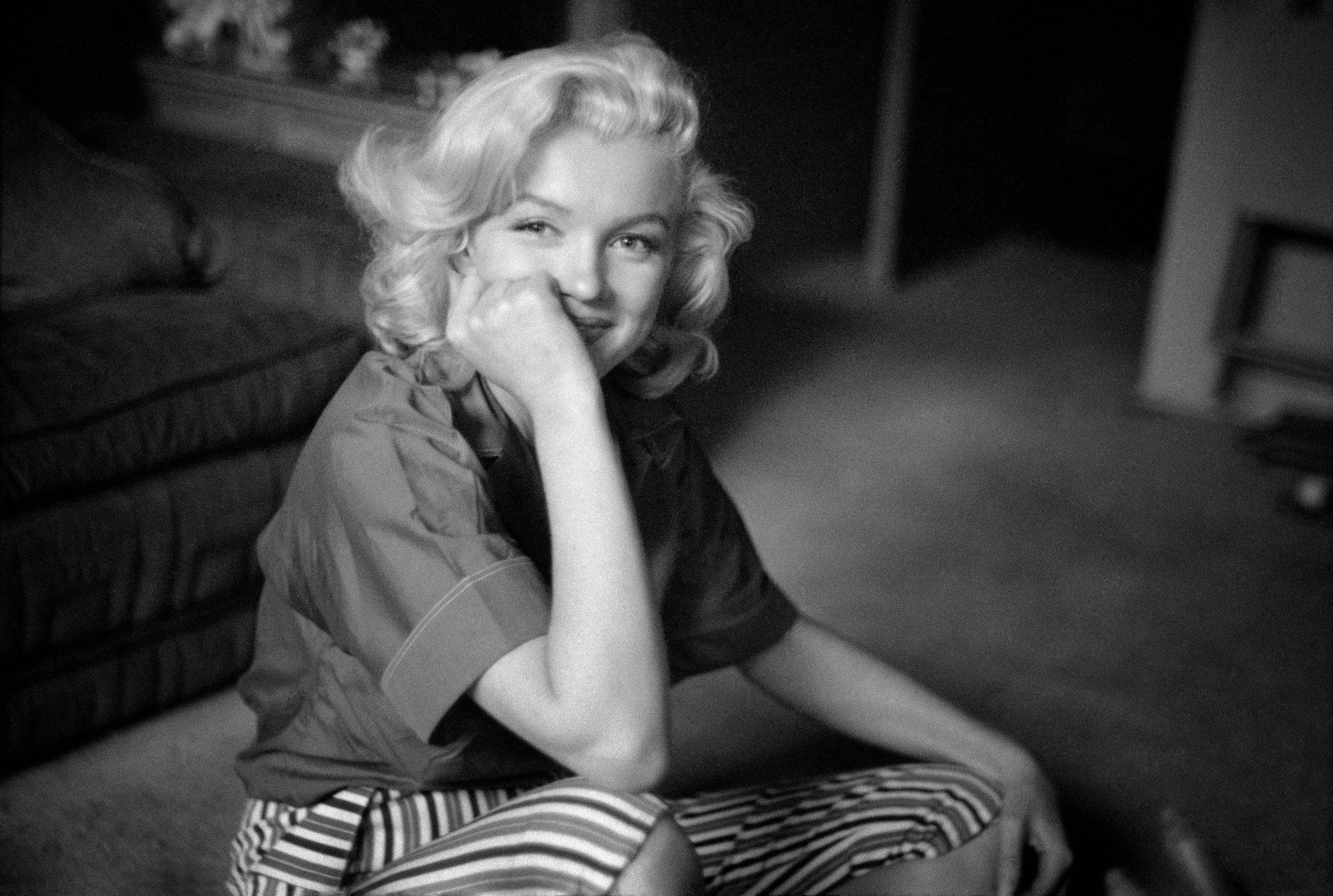 Milton H. Greene - Marilyn Monroe, assise à la maison Schneck, 1953, tirage d
après