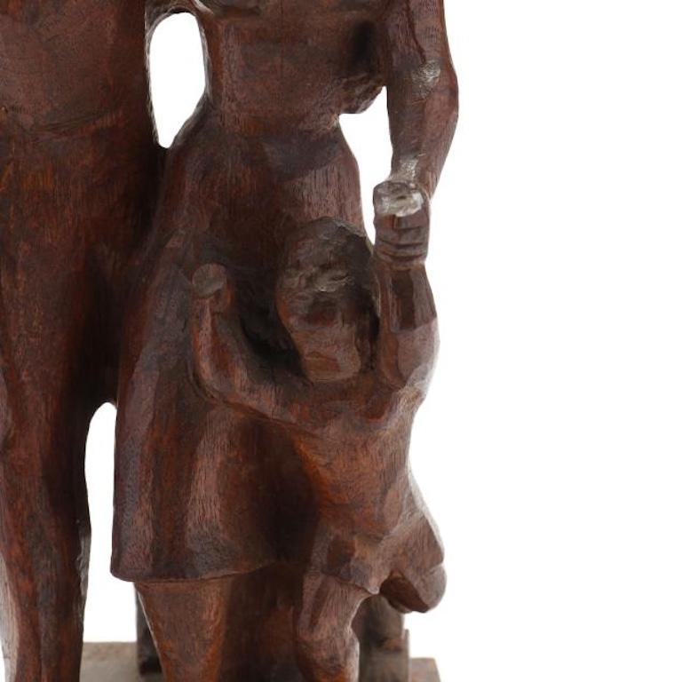 Sculpture de famille sculptée Scène américaine Modernisme milieu du 20e siècle Réalisme WPA

Milton Hebald (américain, 1917-2015), 
Famille de trois personnes 
13 1/2 x 5 1/4 x 4 1/4 pouces
Bois sculpté, C.C. 1945
Signé et daté en bas à droite
Monté