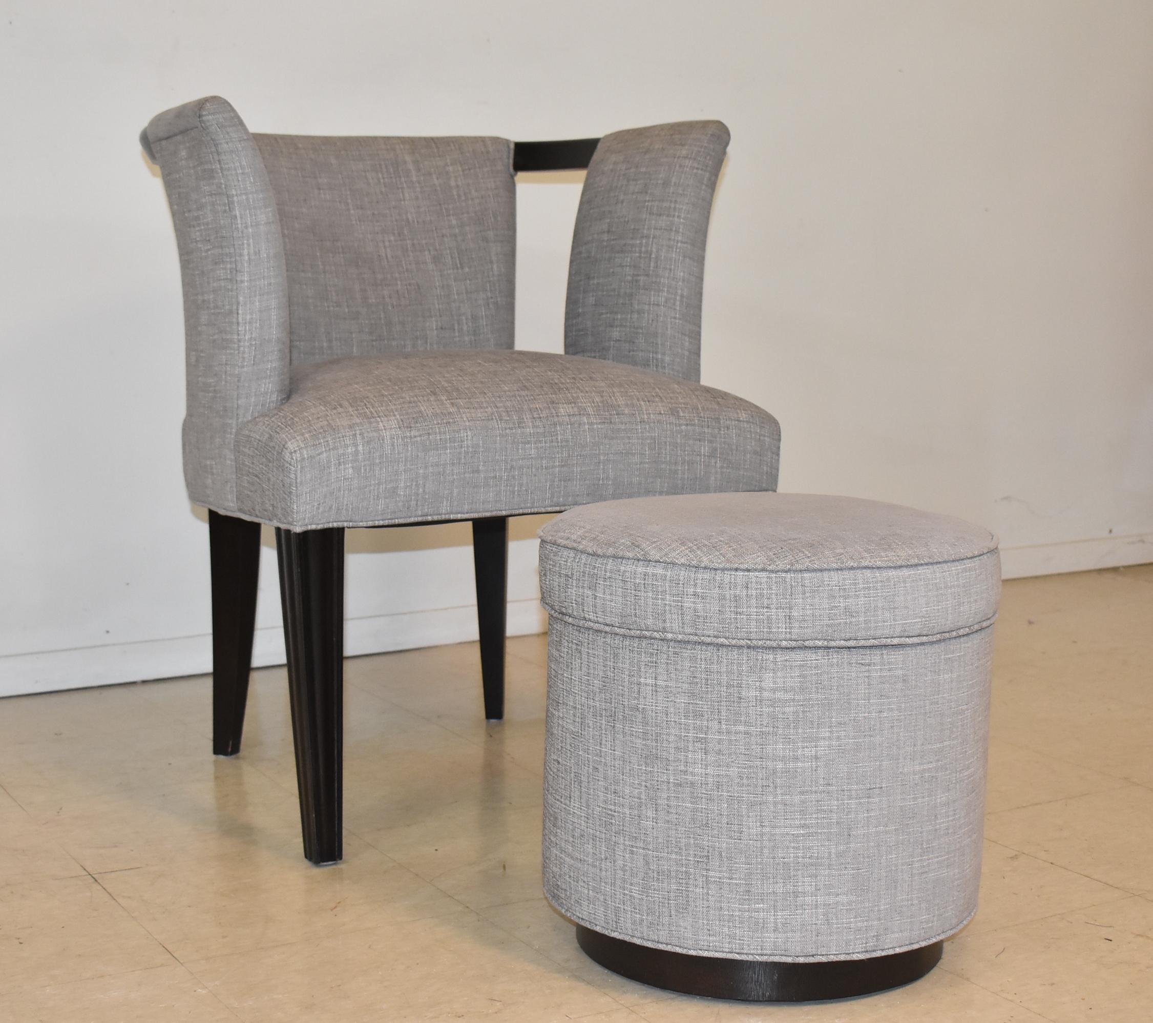 Sedia Milton della collezione Mariette Himes Gomez di Hickory Chair con finitura Kohl su mogano. Questa sedia presenta un bordo in legno curvato a vista, ampi braccioli imbottiti e gambe affusolate intagliate. Modello HC7911-23. La sedia misura 28