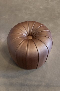 Puf Artesanal Milvio de Rytsola: Tela y Roble