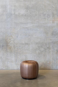 Puf Artesanal Milvio de Rytsola: Tela y Roble