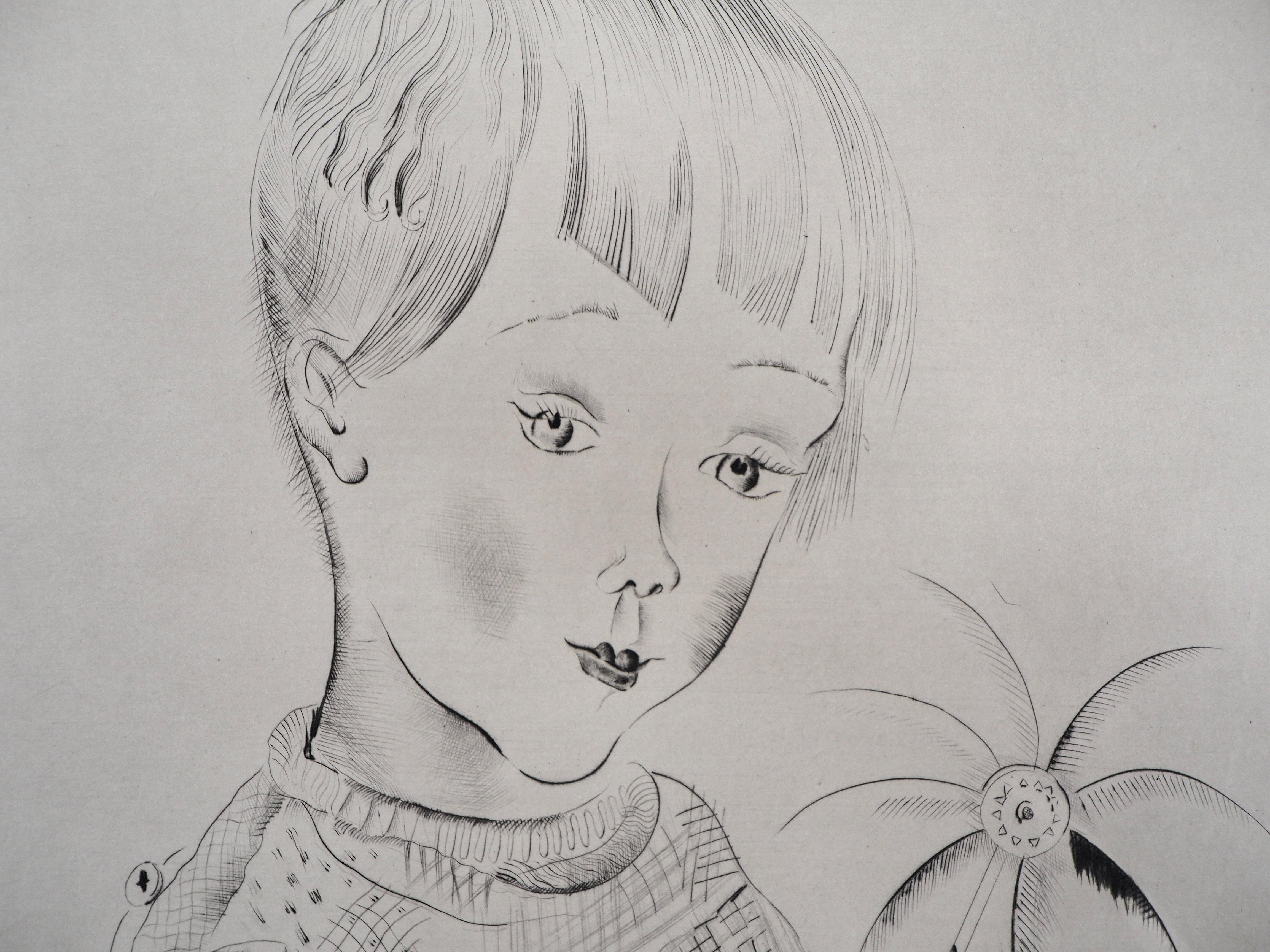 Kleines Mädchen mit seinem Spielzeug - Original handsignierte Radierung (Grau), Figurative Print, von Mily Possoz
