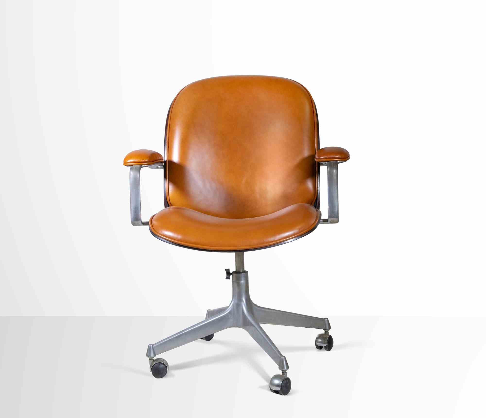 M.I.M. Armchair  is a piece of design furniture realized in the 1950s by Ico Parisi for M.I.M (Mobili Italiani Moderni). 

Elegant armchair in curved wood, seat and back padded and covered in original fabric in brown color. Four-spoke die-cast