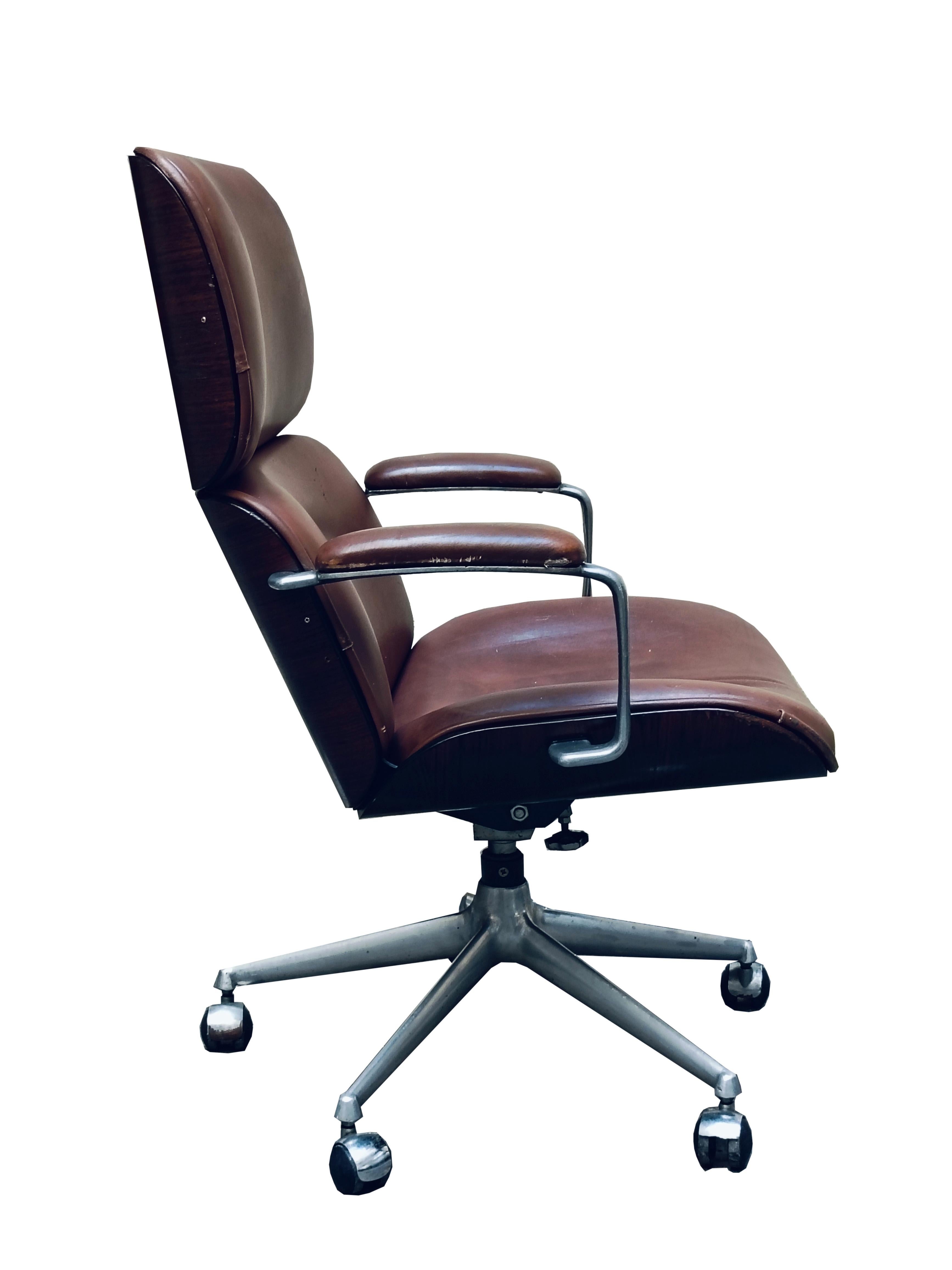 Office armchair with armrests and five-spoke aluminium base with castors, seat and backrest shell made of curved plywood, original foam and skai upholstery.
A rare piece of iconic design to collect!
Mobili Italiana Moderne, (MIM) was an Italian