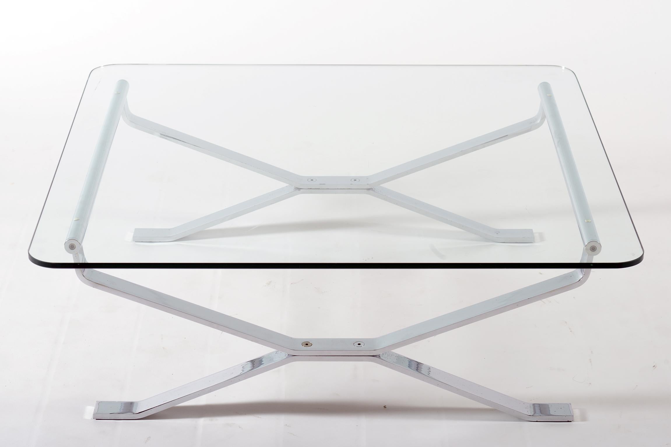 Coffee table with crisscrossed metal structure of the MIM Rome Italy 1960 manufacture. Top in ground glass. This low table was together with three armchairs signed MIM which have the same base and cataloged separately.
This important Italian