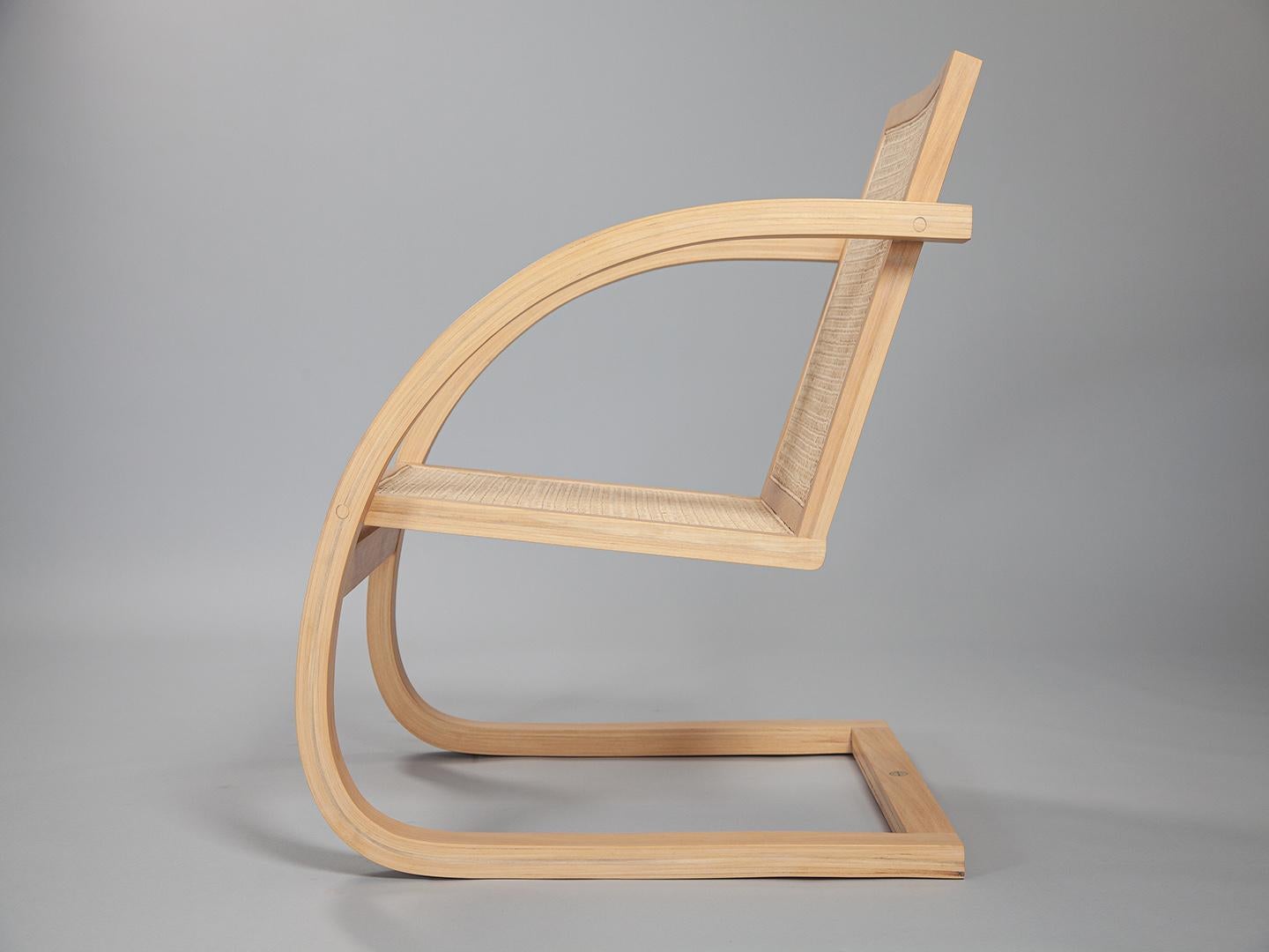 Le Mima s'impose comme un rocking-chair unique, aux lignes élégantes et contemporaines. Soutenu par deux larges arches en bois stratifié, il offre une roche douce et réconfortante, idéale pour un bref repos. Pour cette édition limitée à 6 pièces, on