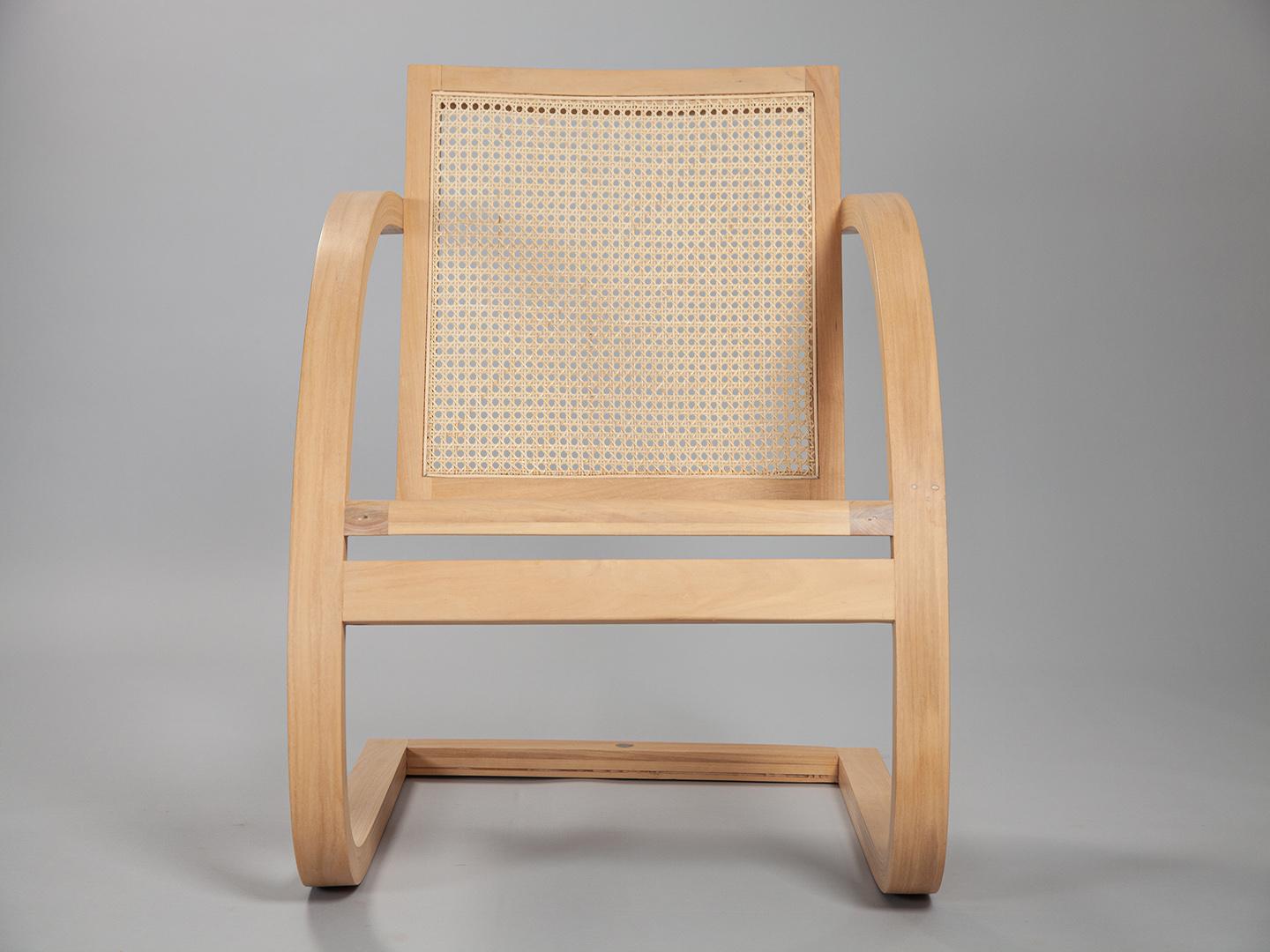 Brésilien Fauteuil Mima. Fabriqué à la main à partir de bois massif ivoire récupéré. Édition limitée en vente