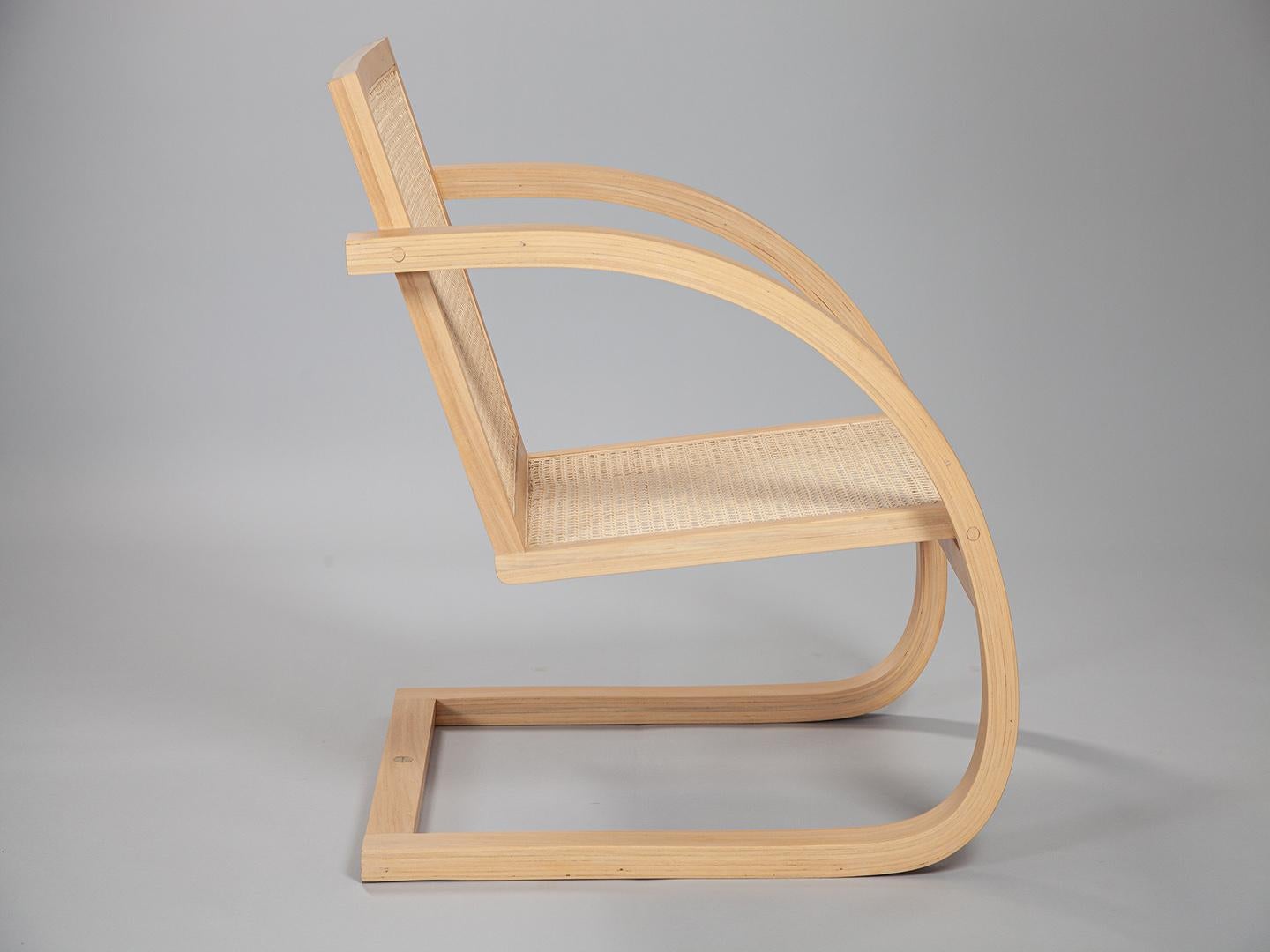 Fait main Fauteuil Mima. Fabriqué à la main à partir de bois massif ivoire récupéré. Édition limitée en vente