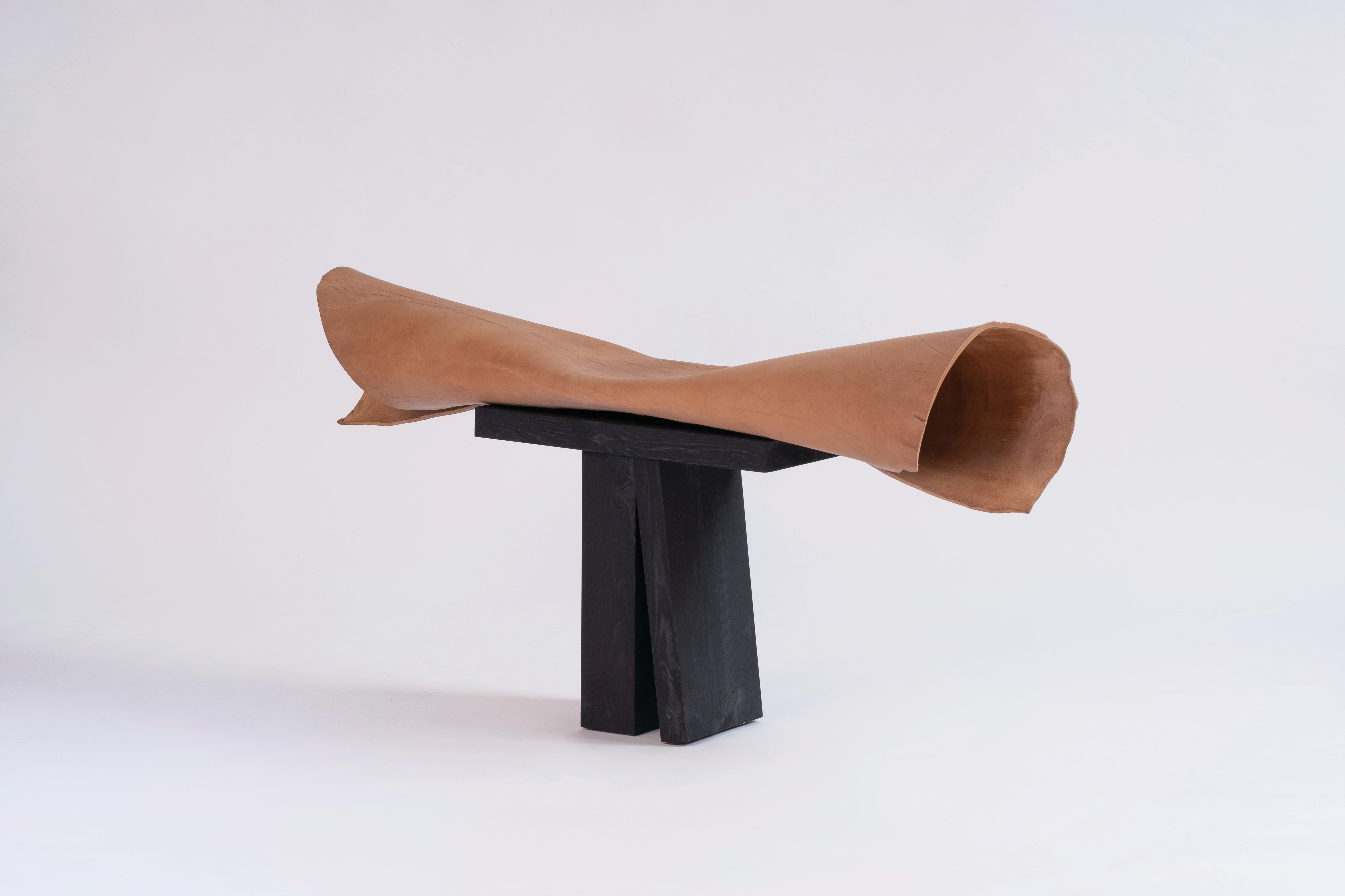 Mimesis nº 1 de Jordi Ribaudí, Mueble escultórico de cuero de búfalo en venta 1