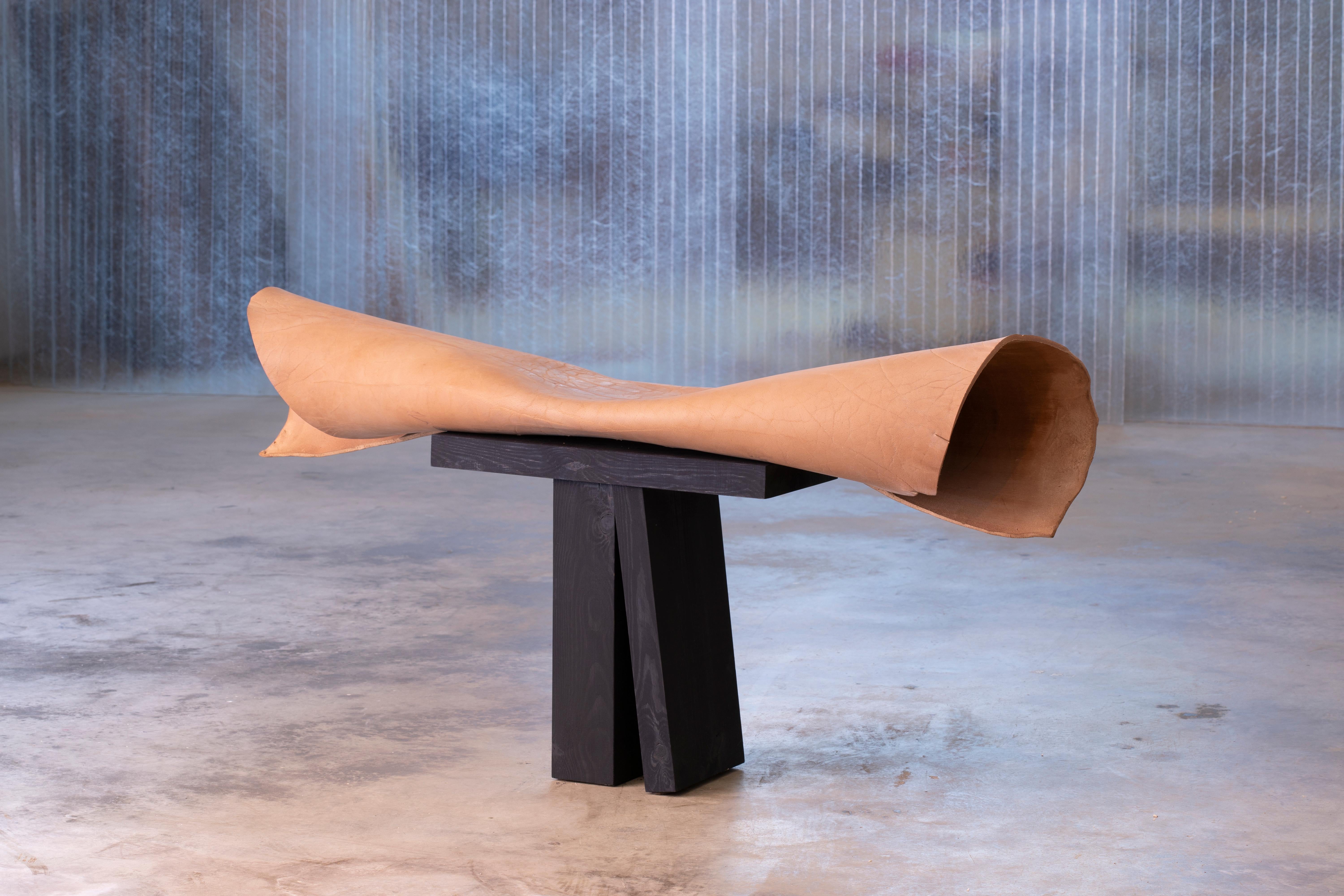 Mimesis nº 1 de Jordi Ribaudí, Mueble escultórico de cuero de búfalo en venta 3