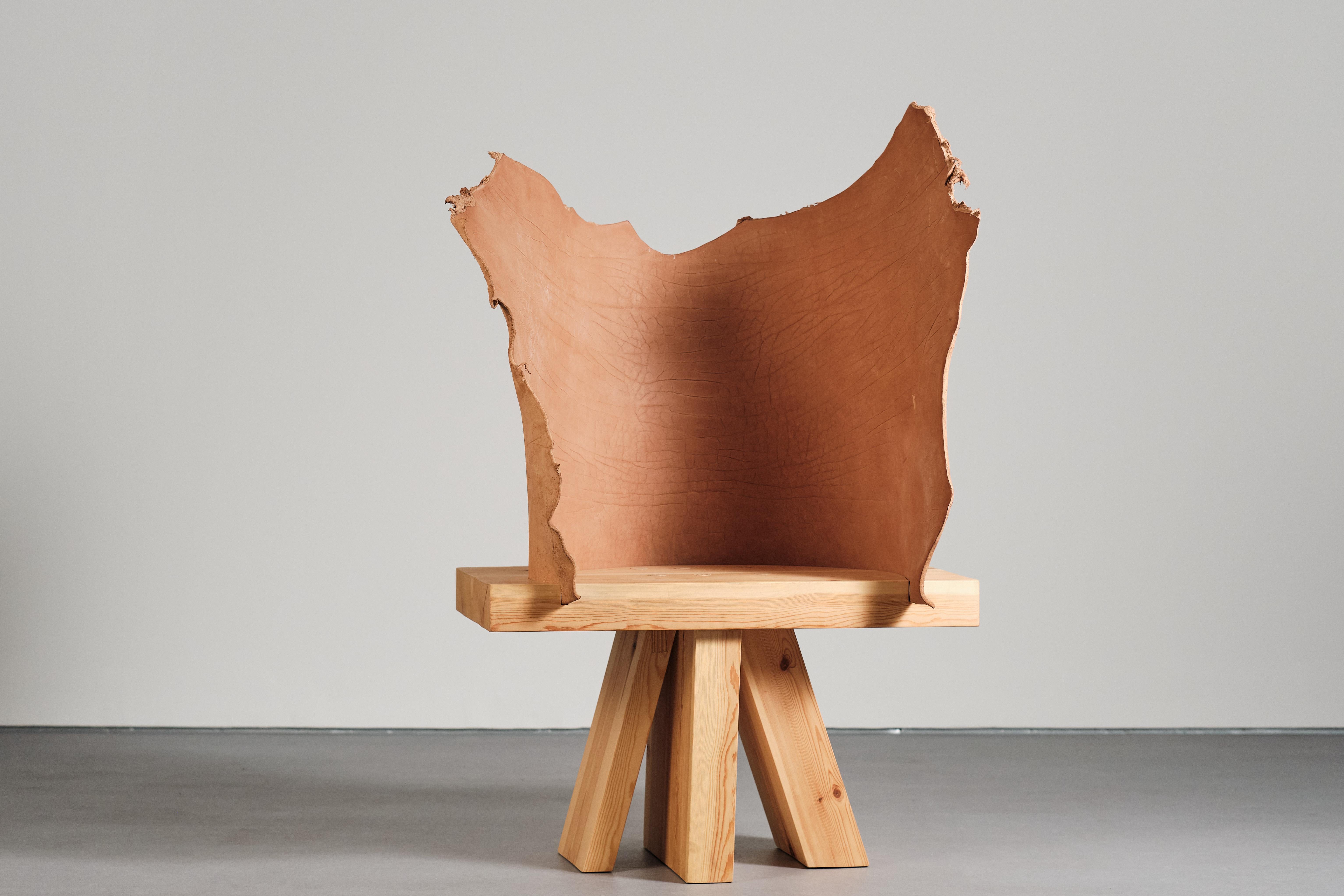 Mímesis #7 bench by Jordi Ribaudí - Water buffalo Leather Sculptural Furniture. Scultpture fonctionnelle, design de collection d'une pièce unique en cuir de buffle de Sicile à tannage végétal. Ce cuir est si résistant (1cm d'épaisseur) qu'il peut