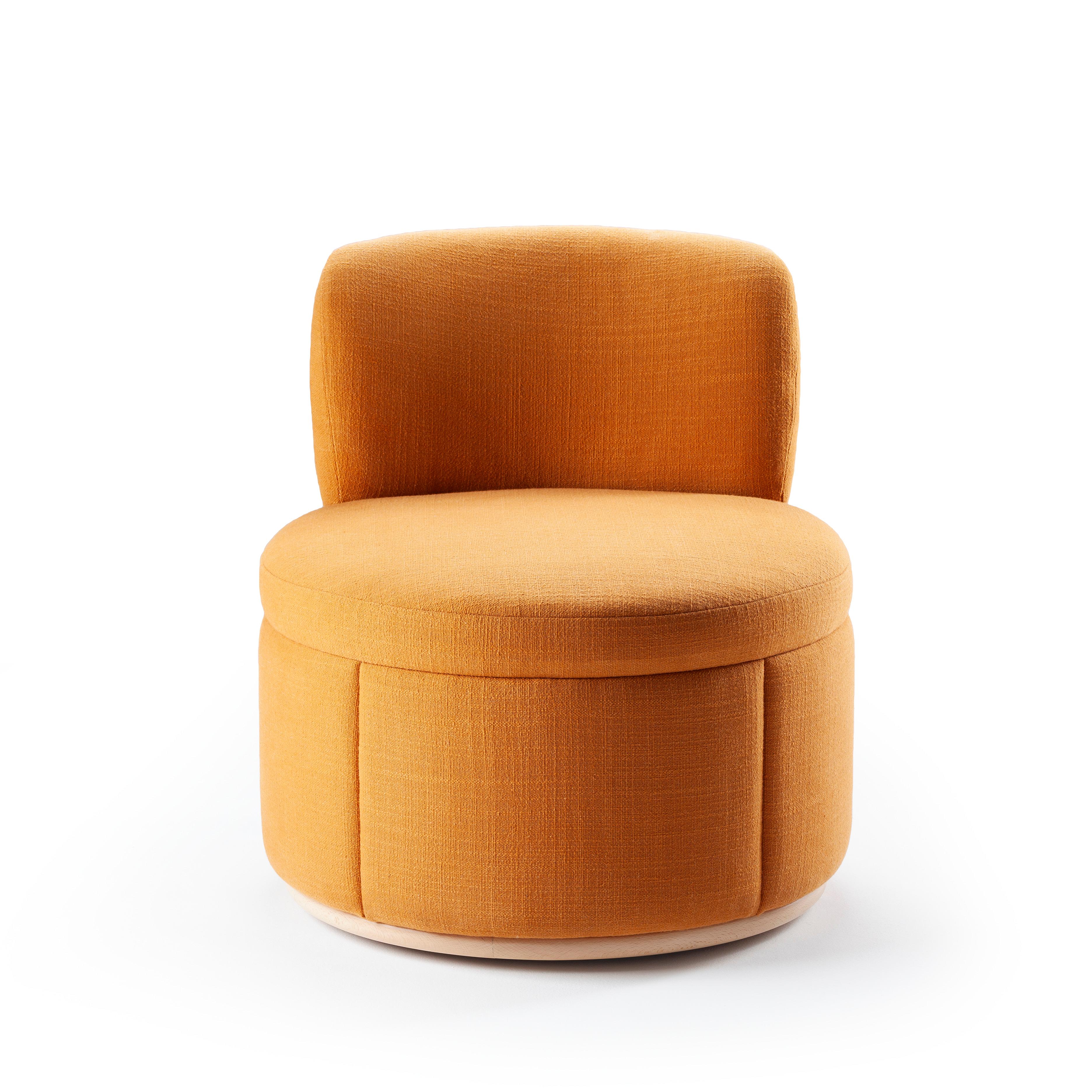 Mambo Unlimited Ideas : Sillón Mimi 

estructura: tela o cuero

base: madera maciza
